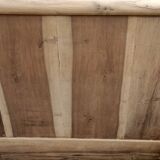 Lit ancien en bois brut