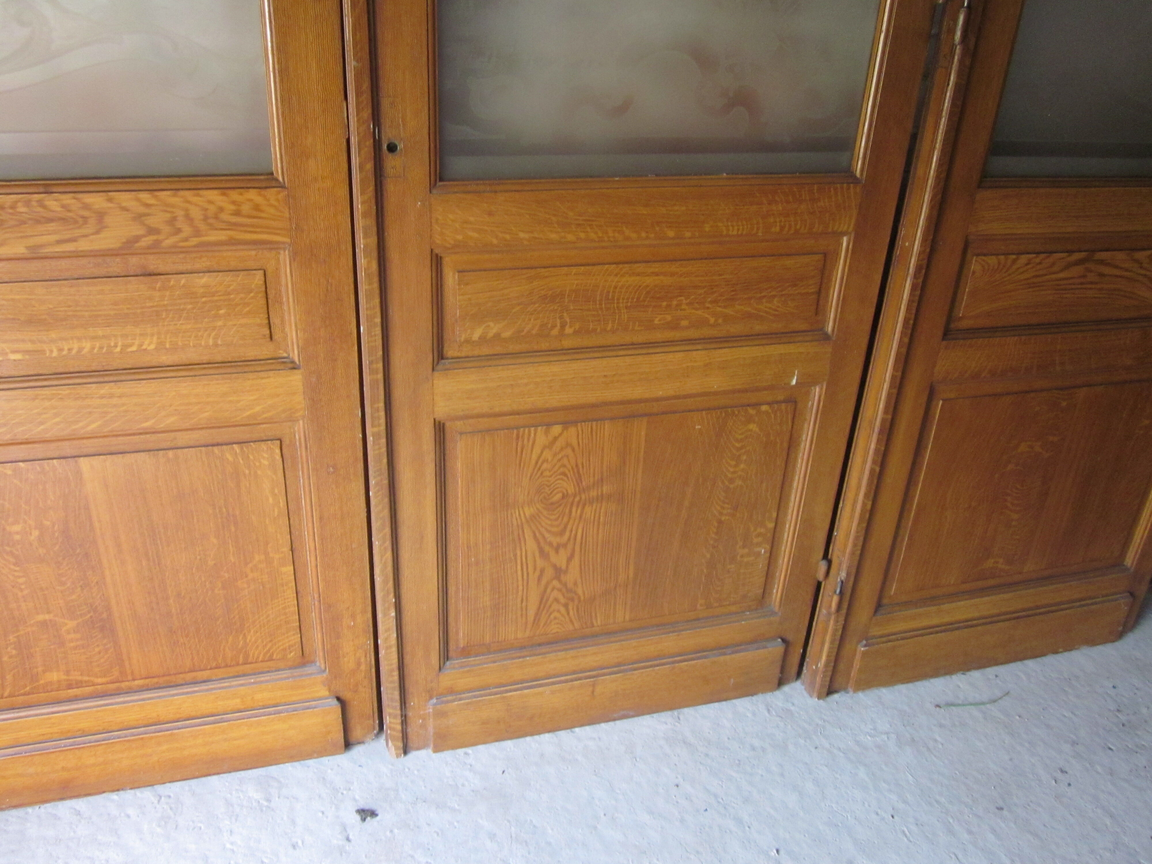 Separation of 3 engraved glass doors