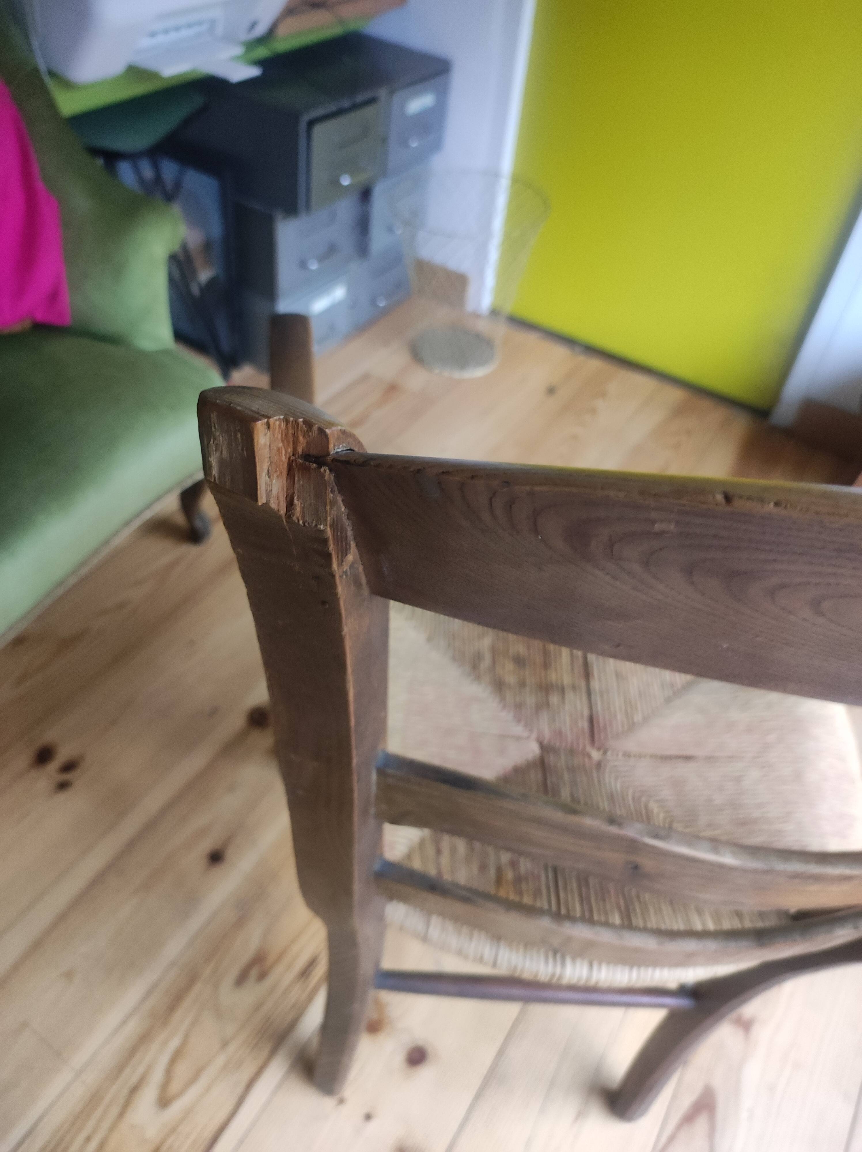 Old country armchair with its original mulch