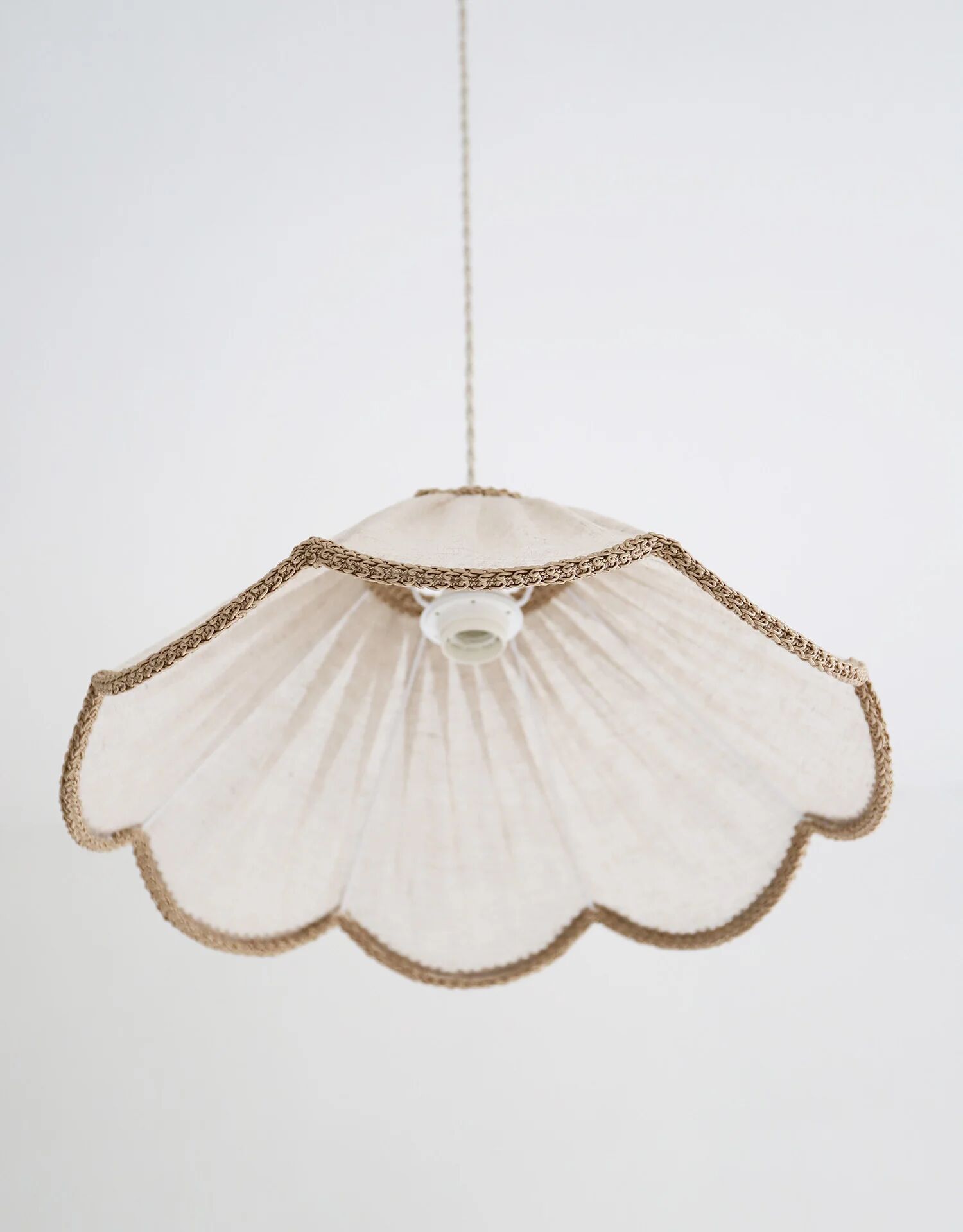 Suspension in a solid floral shape Françoise "classic beige"