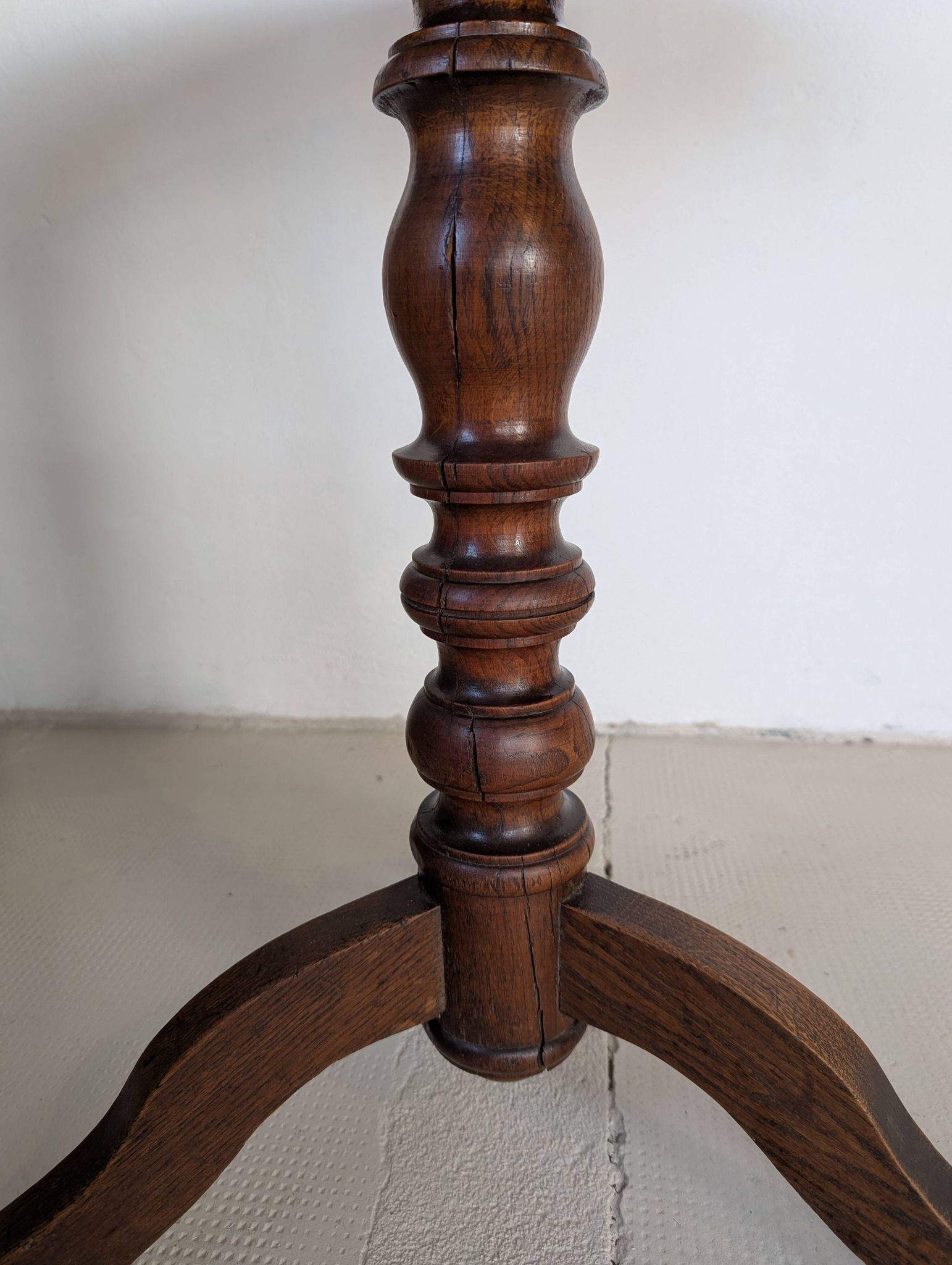 Round table, turned oak leg