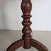 Round table, turned oak leg