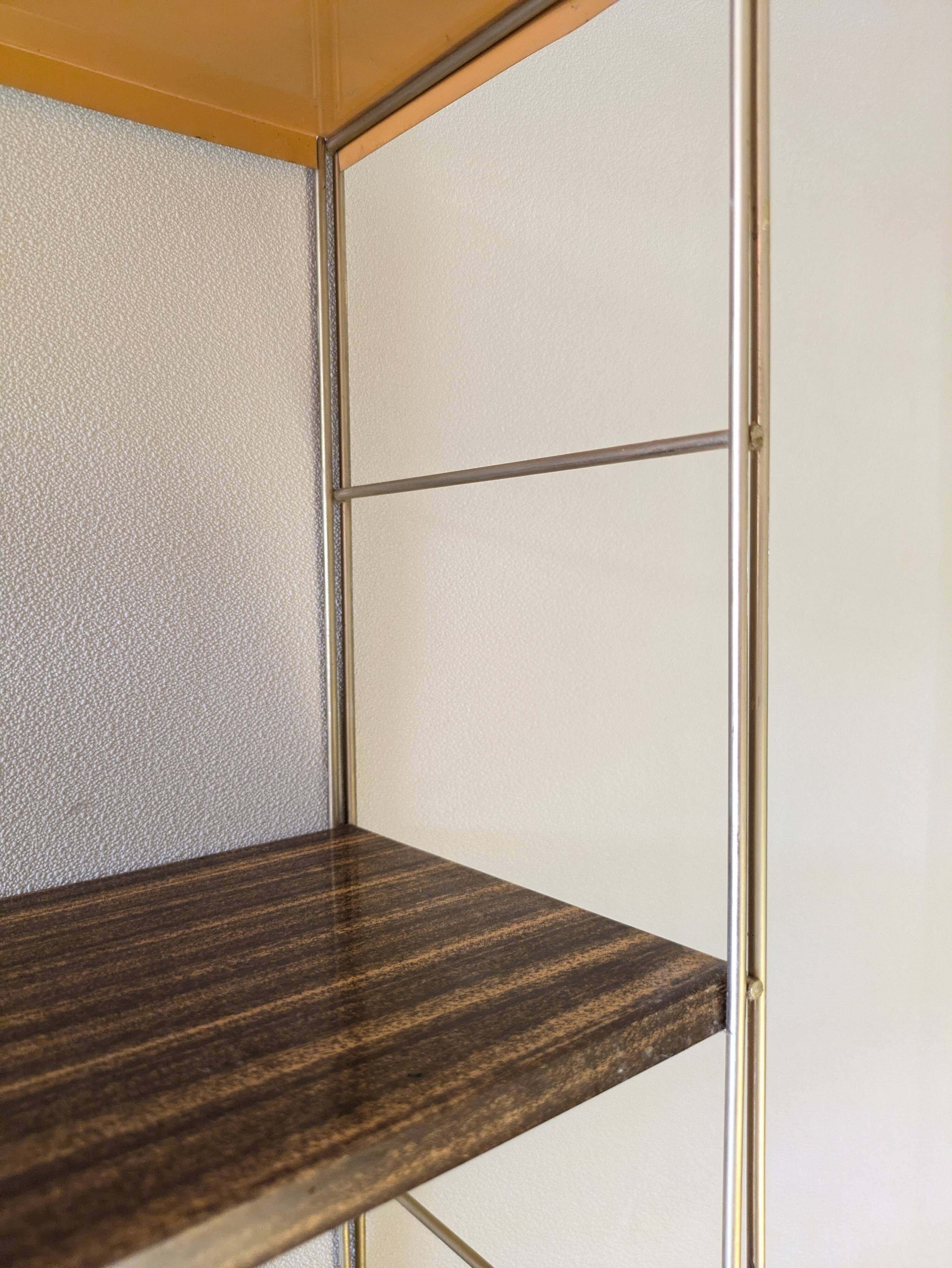 Golden wire shelf in metal with a wood effect.