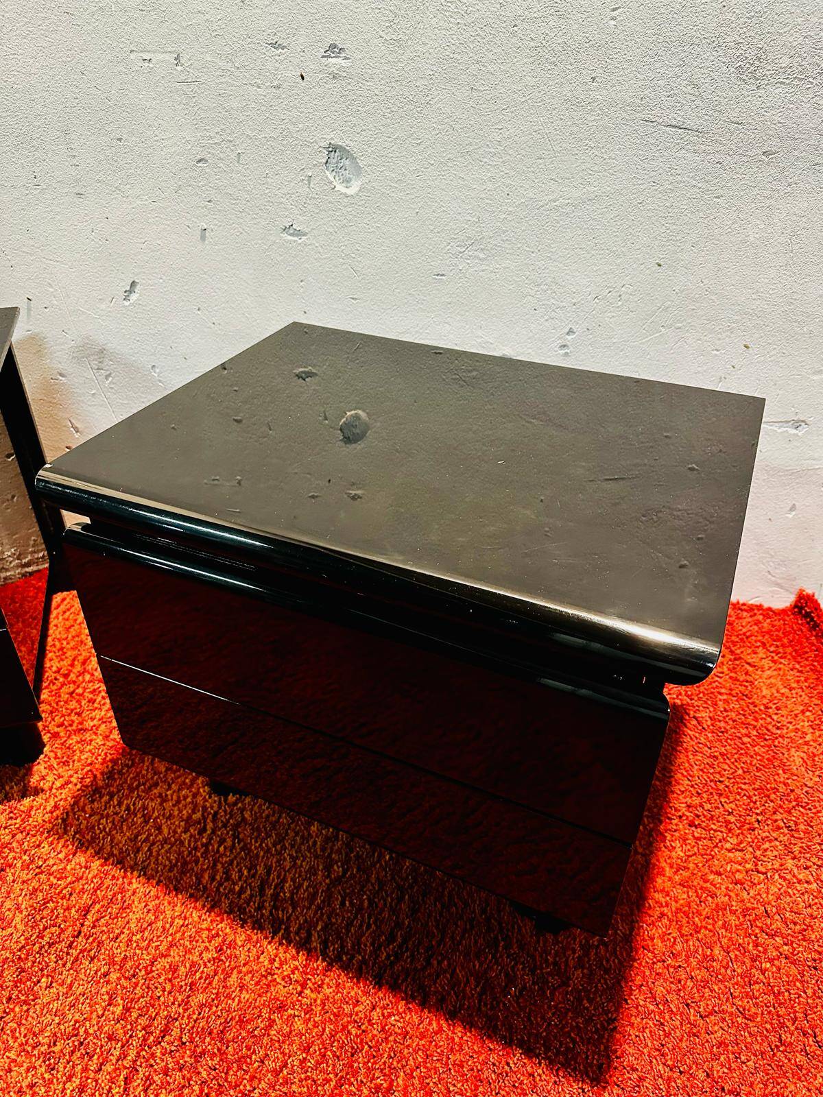 Coppia comodini en legno massello primi anni 80.