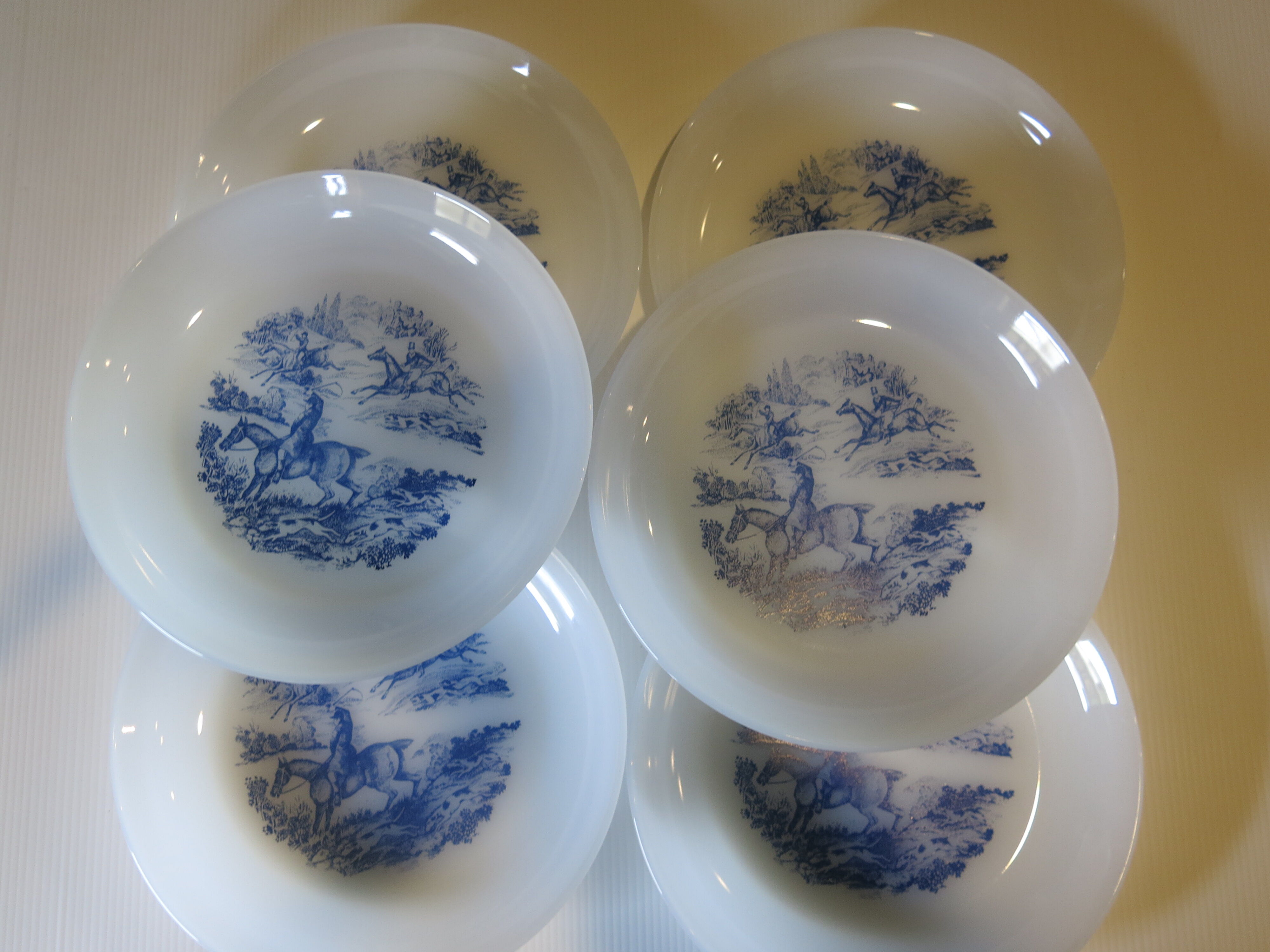 6 hollow plates from Arcopal in good condition