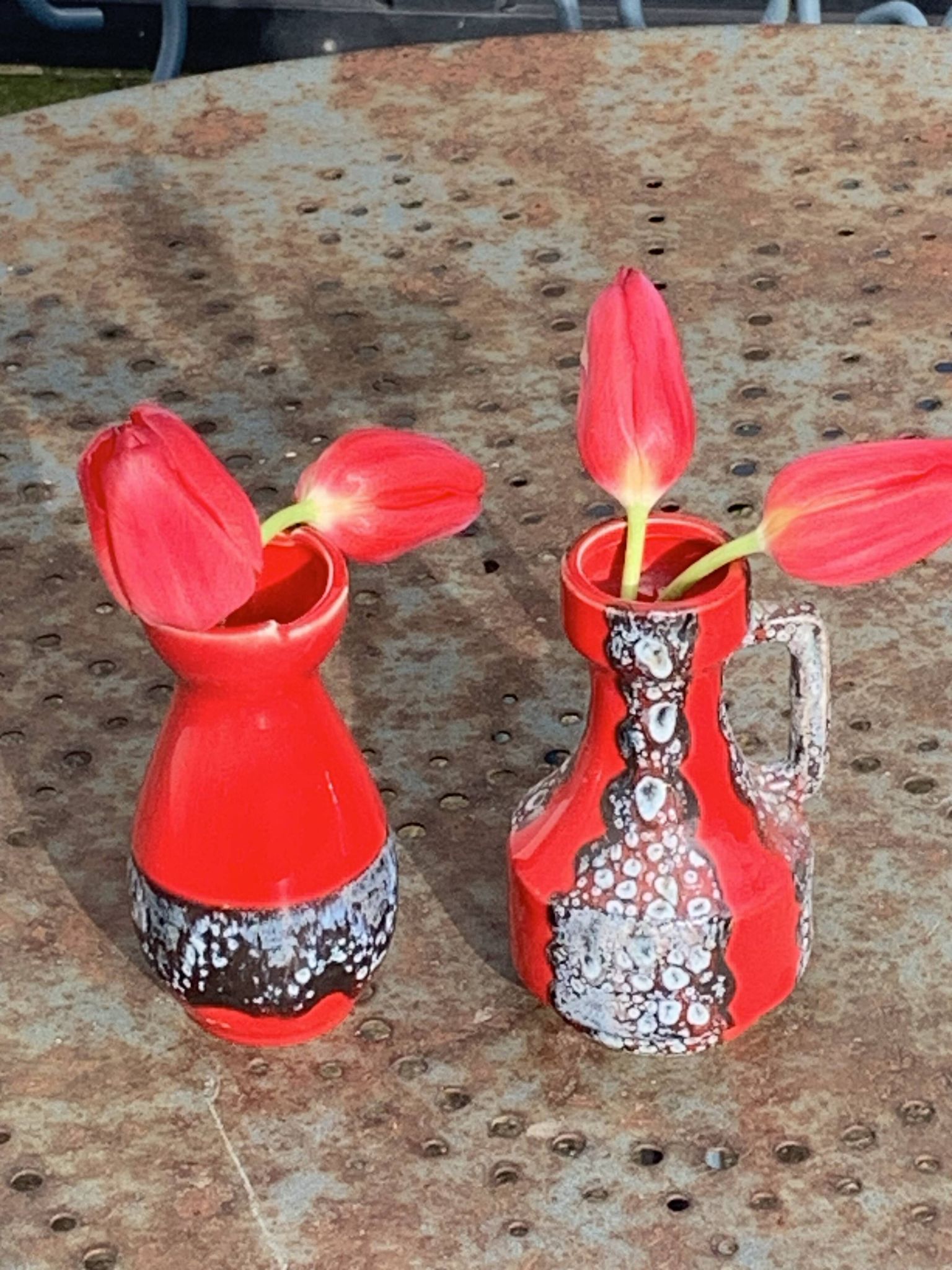 Set of two vases, soliflores in designer red and gray enameled ceramic, Vallauris style