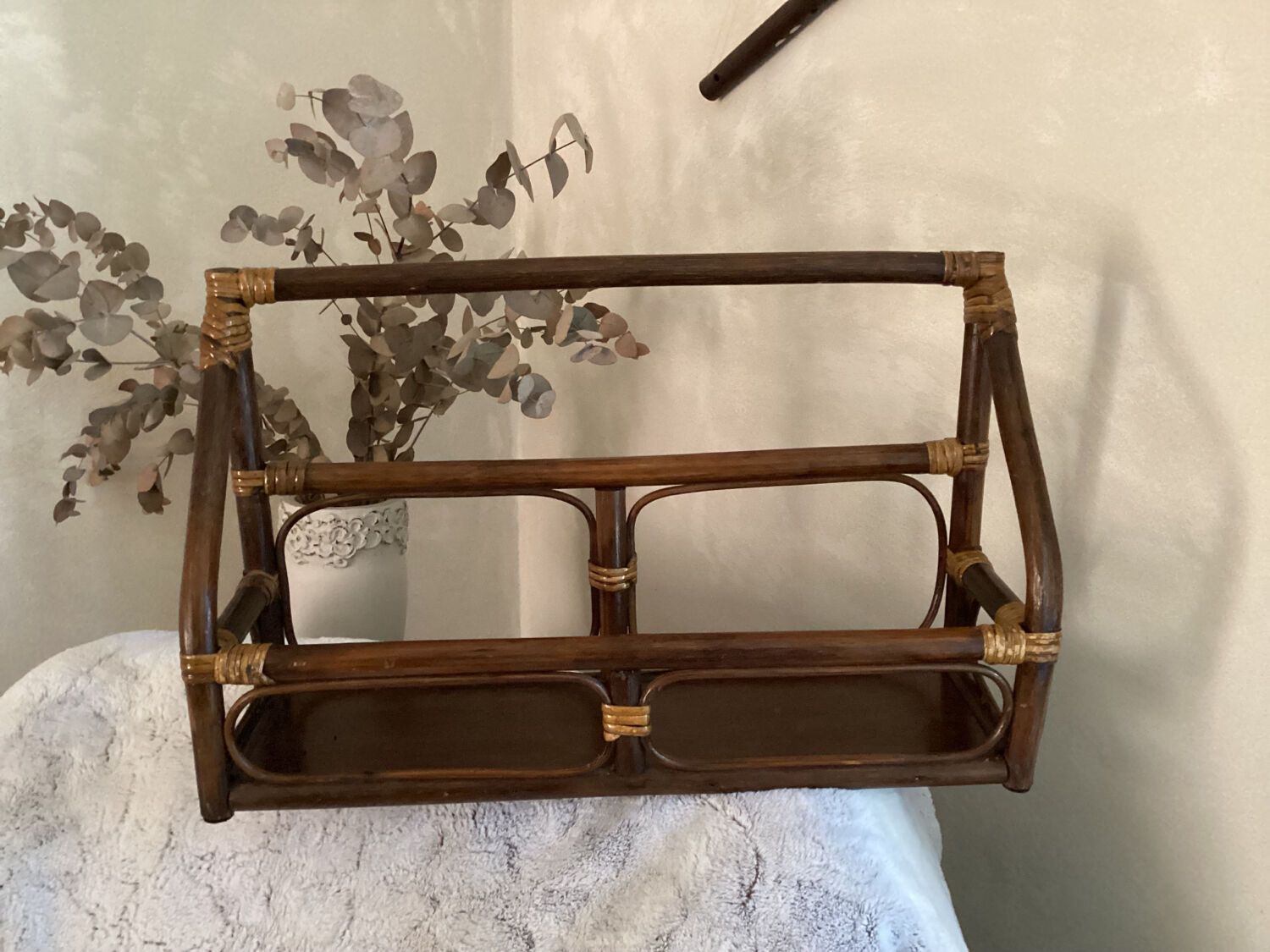 Varnished rattan shelf - vintage