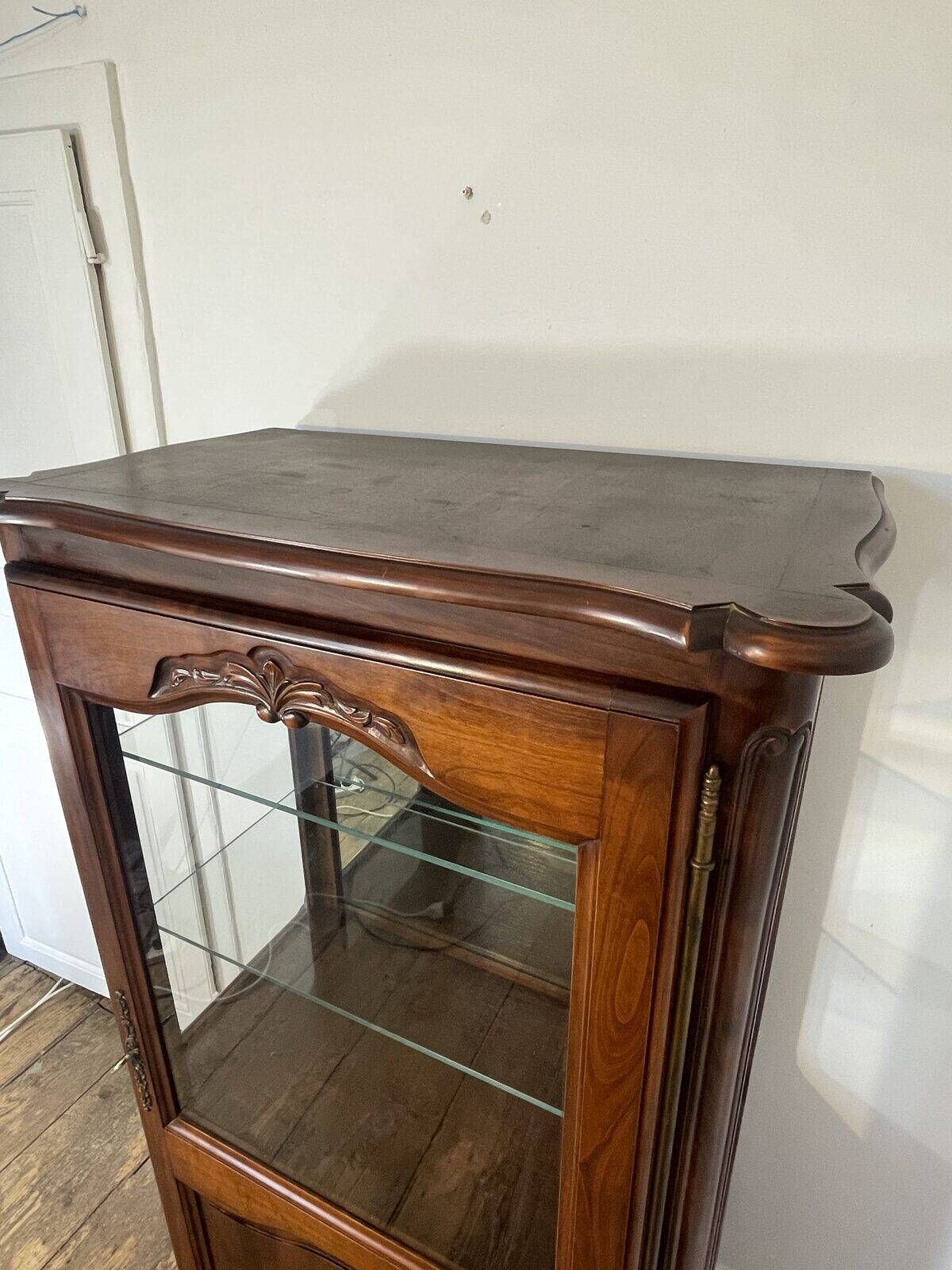 Provençal Louis XV display cabinet in carved fruitwood, illuminated.