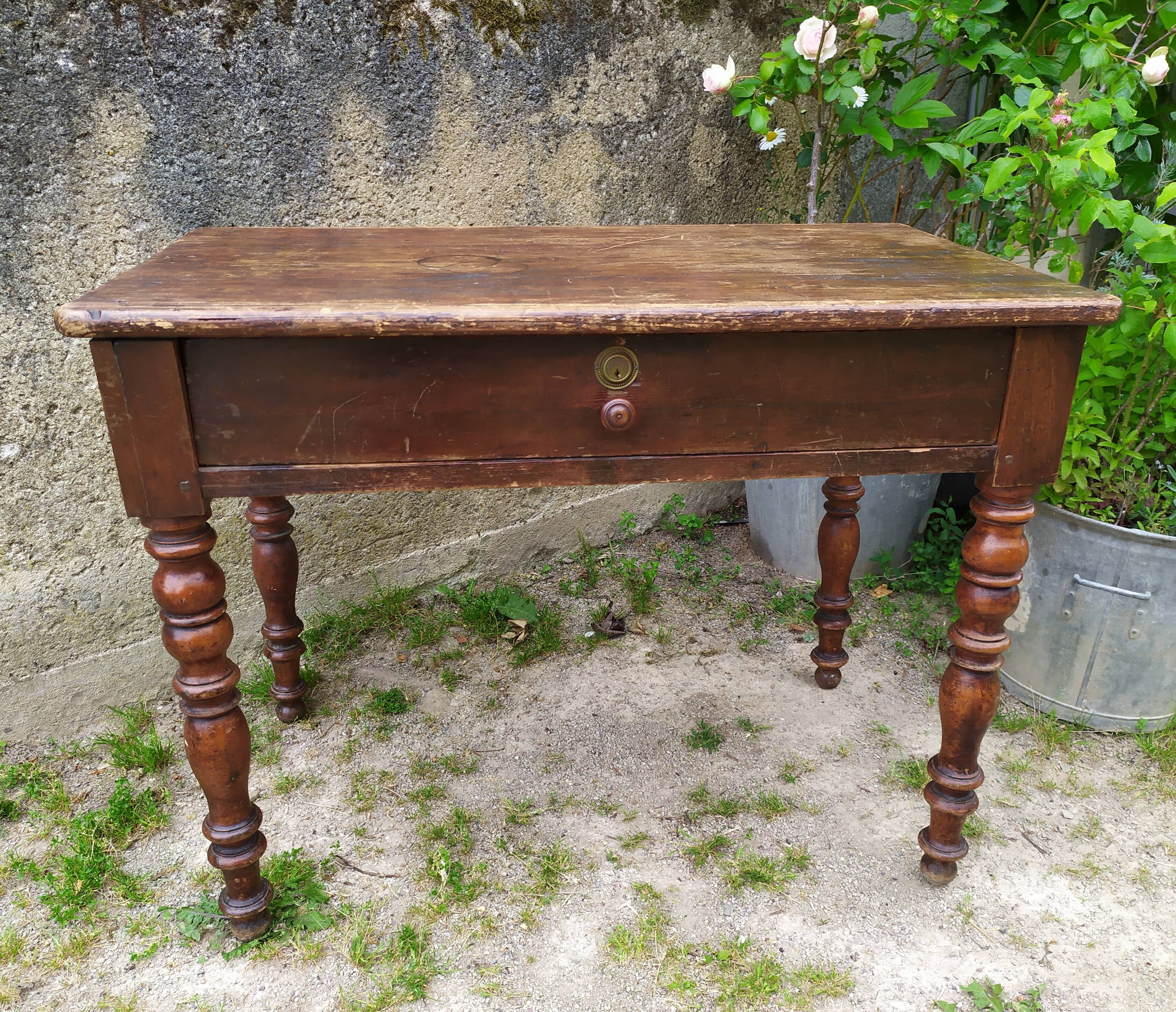 Desk with turned legs