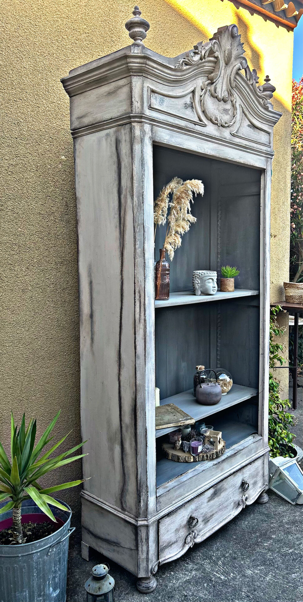 Patinated Tuscan-style bonnetière