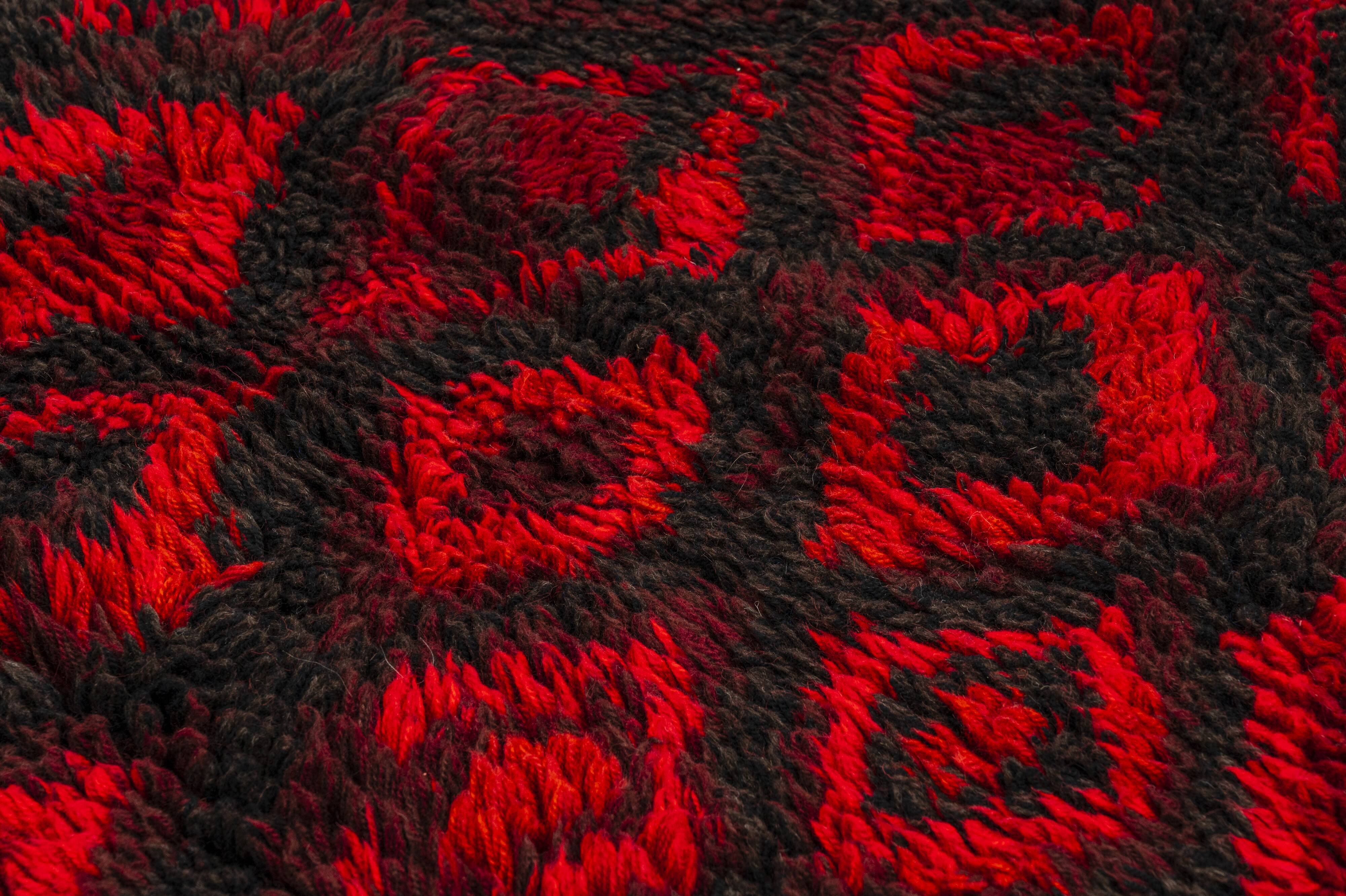 Scandinavian 20th century modern ryijy rug. 160 X 95 cm (63 X 37 in).