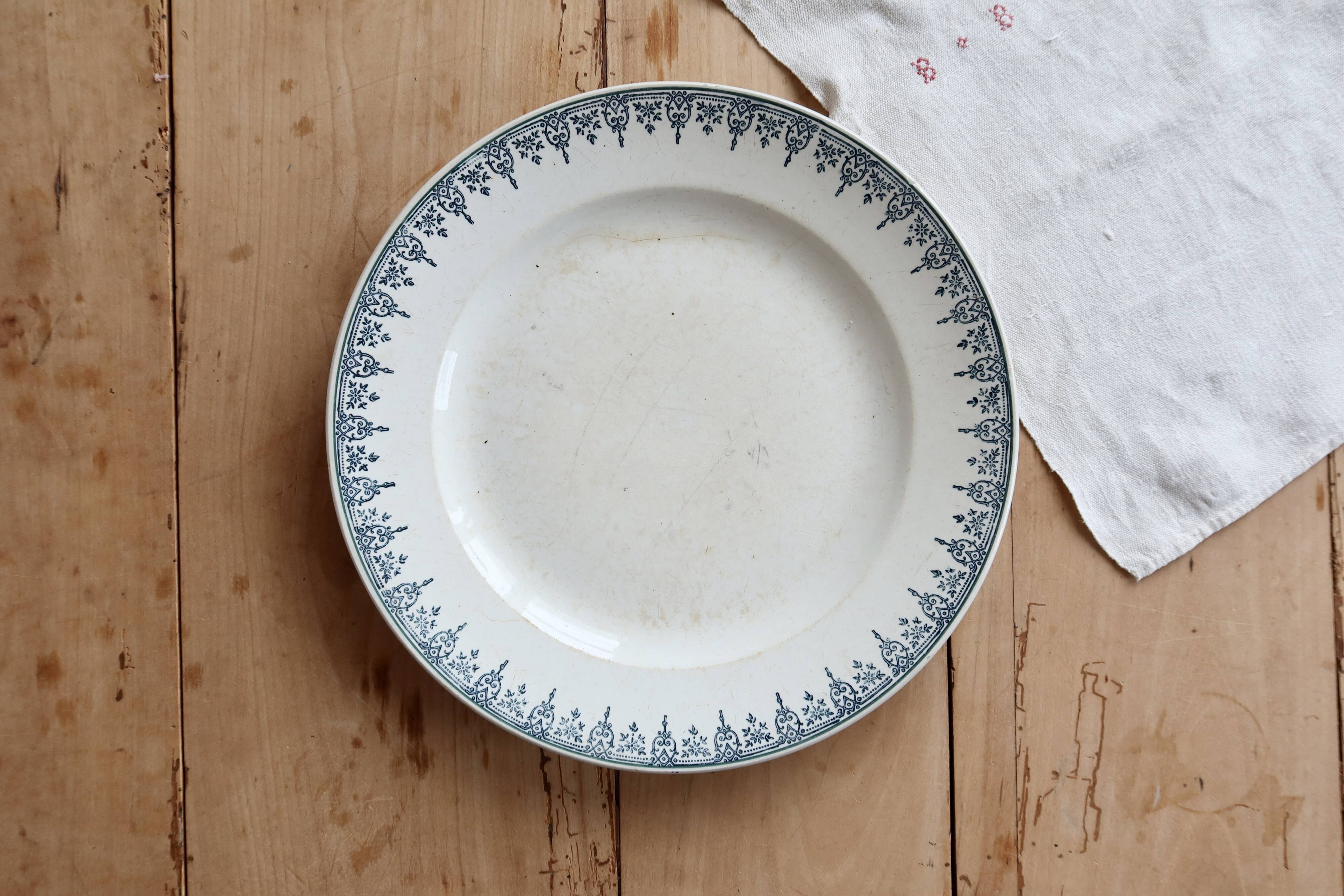 Round serving dish, Saint Amandinoise ironstone, Saint Amand 4500