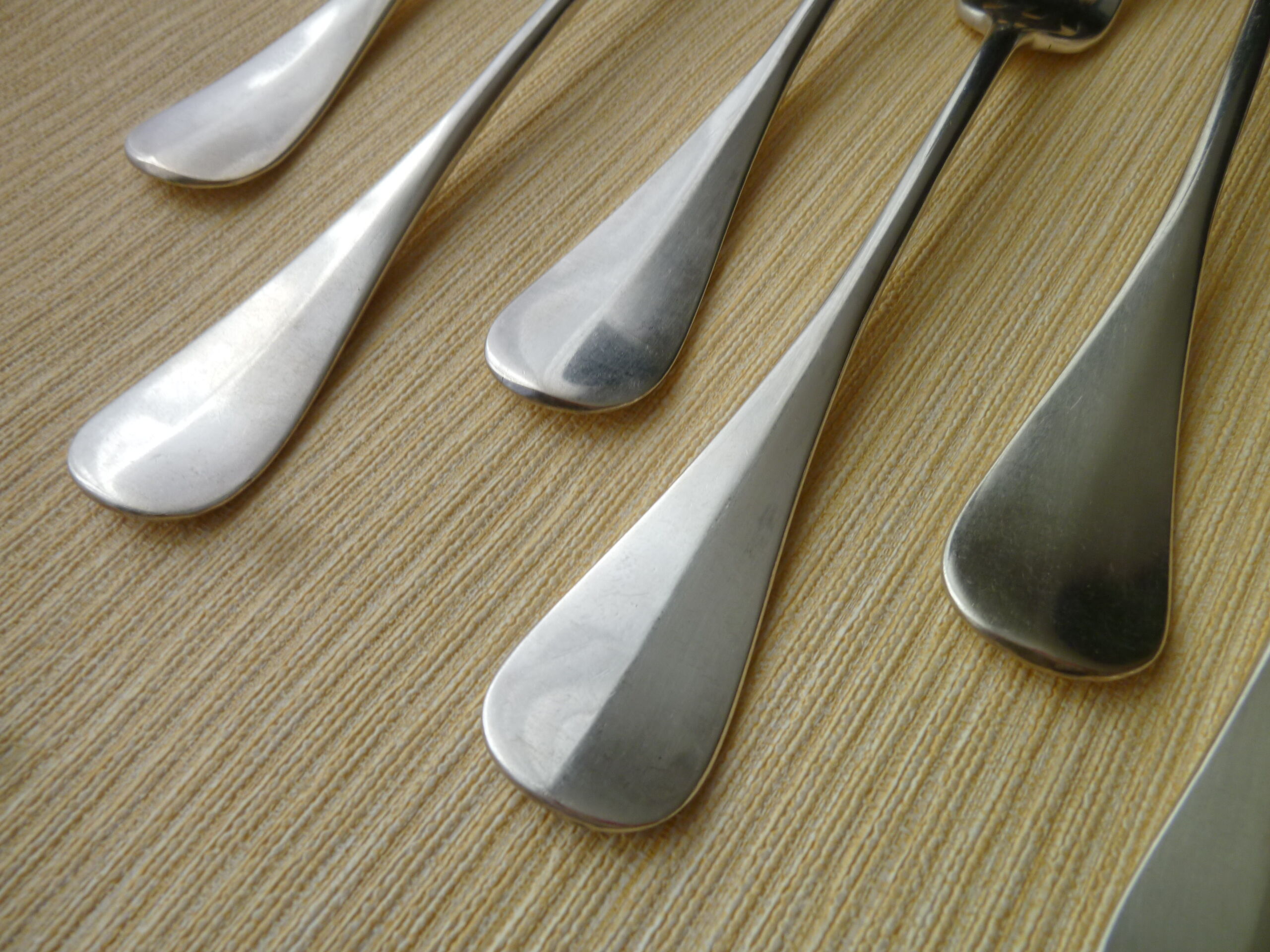 Lot de 8 couverts de table en métal argenté anglais modèle uniplat