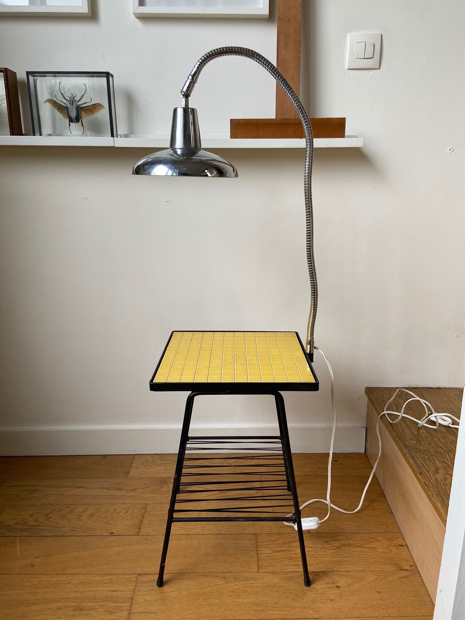 Metal bedside table, scoubidou and chrome lamp
