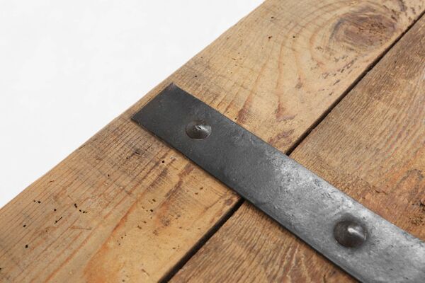 Table d'appoint industrielle avec cadre en métal et plateau en bois et plateforme amovible.