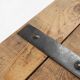 Table d'appoint industrielle avec cadre en métal et plateau en bois et plateforme amovible.