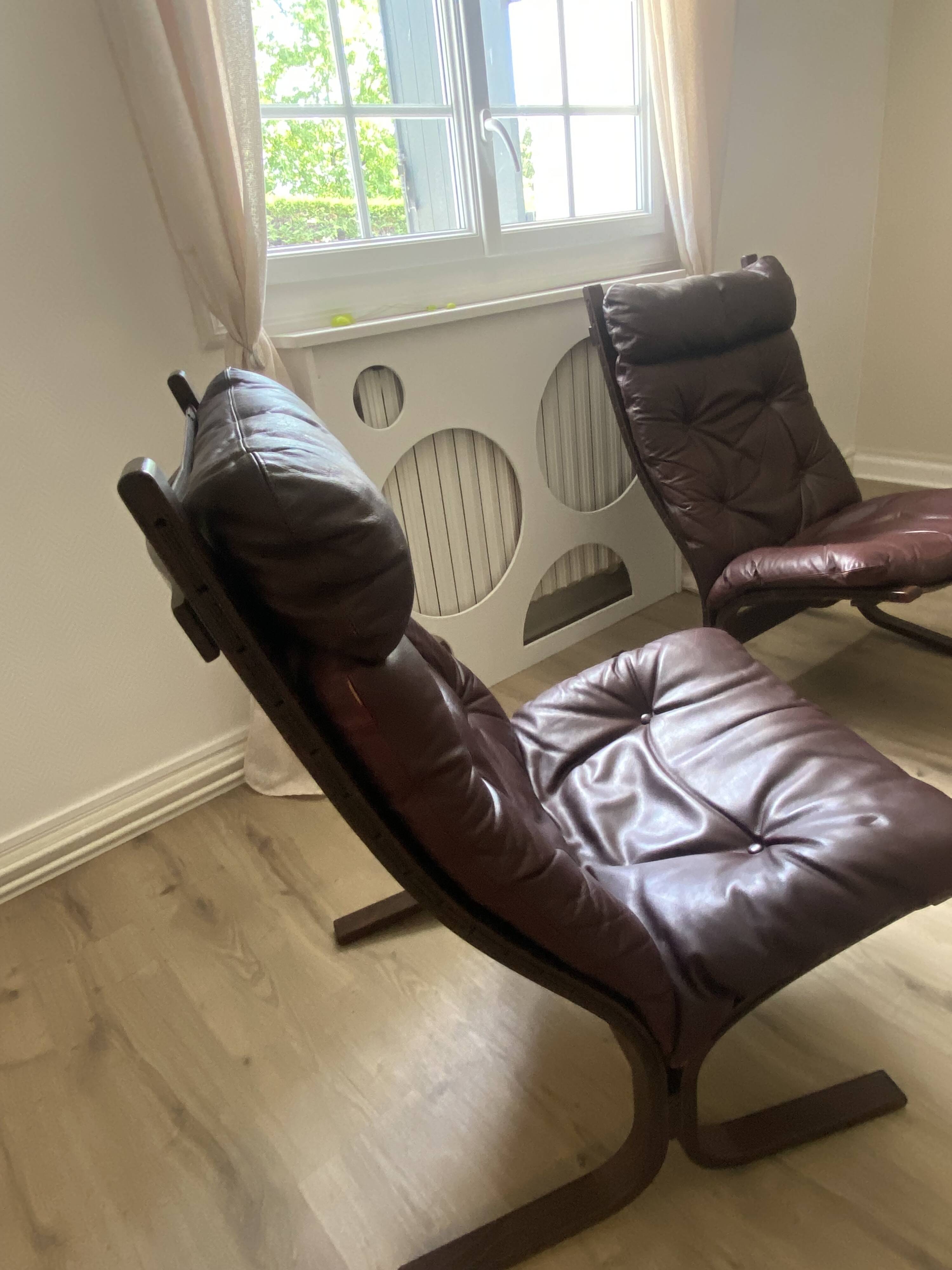 Fauteuils du designer norvégien Ingmar Relling. Petite table basse assortie