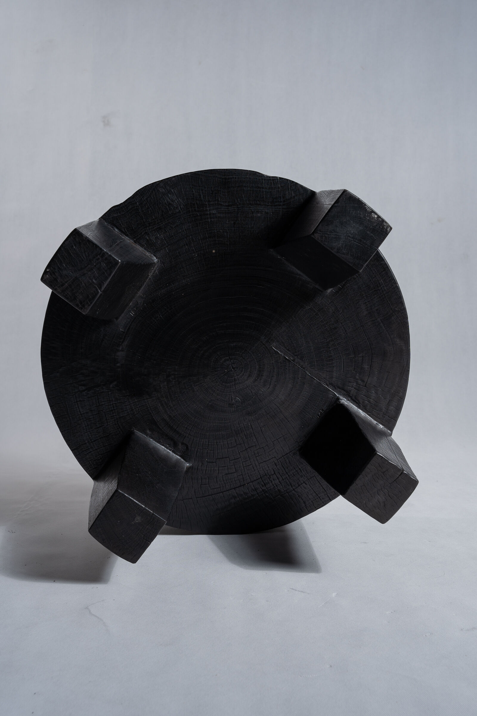 Coffee table en bois massif monoxyle noir