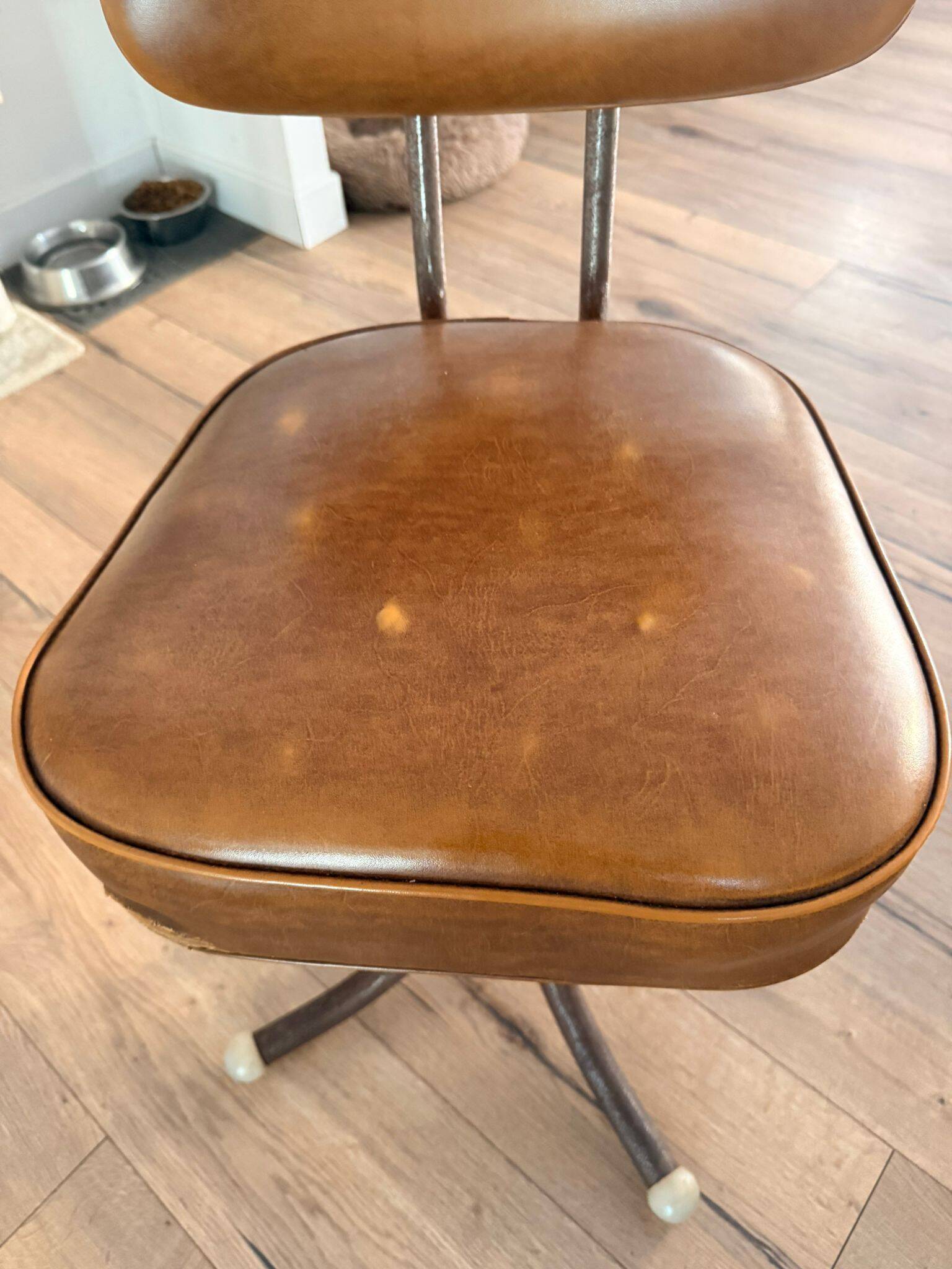 Chaise bienaise en métal et cuir