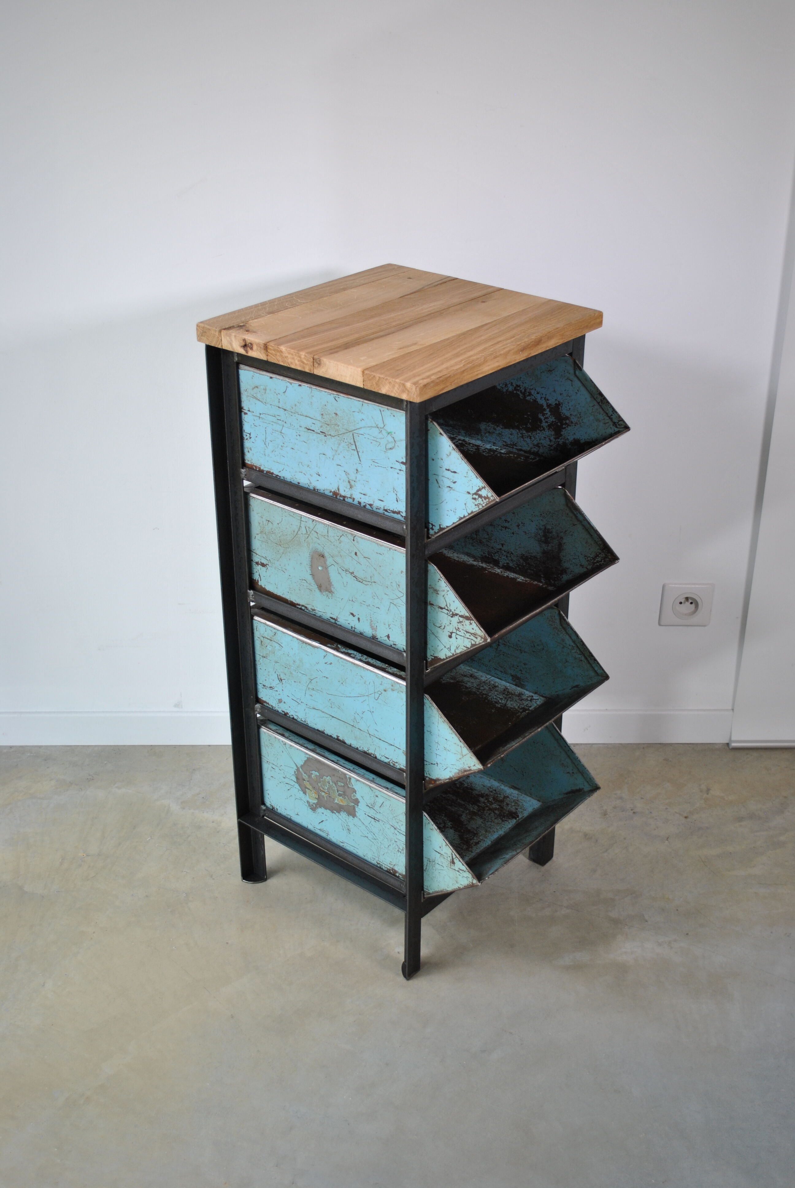 Industrial drawer cabinet