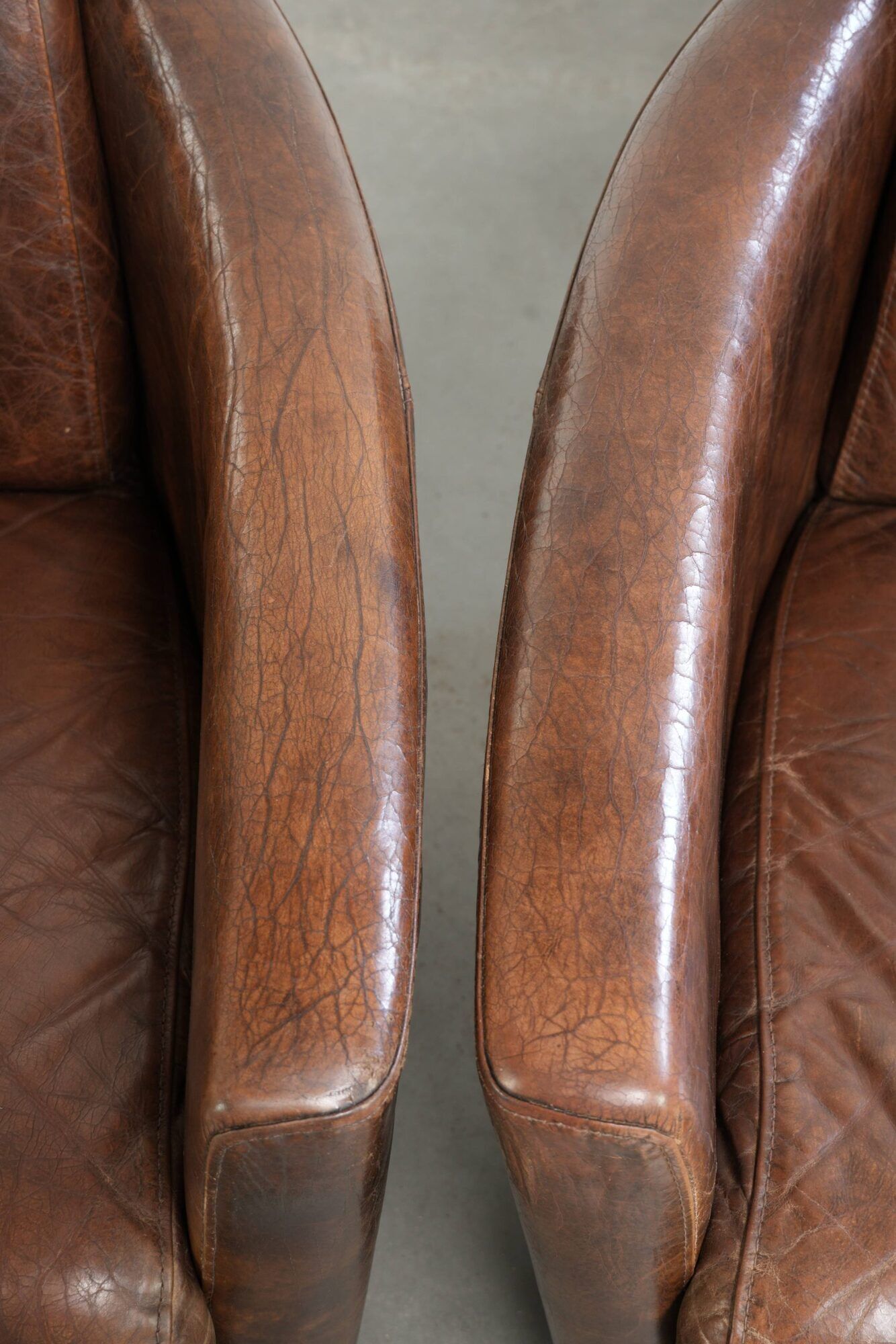 Ensemble de 2 fauteuils Aviateur en cuir de vachette dans une couleur marron chaud.