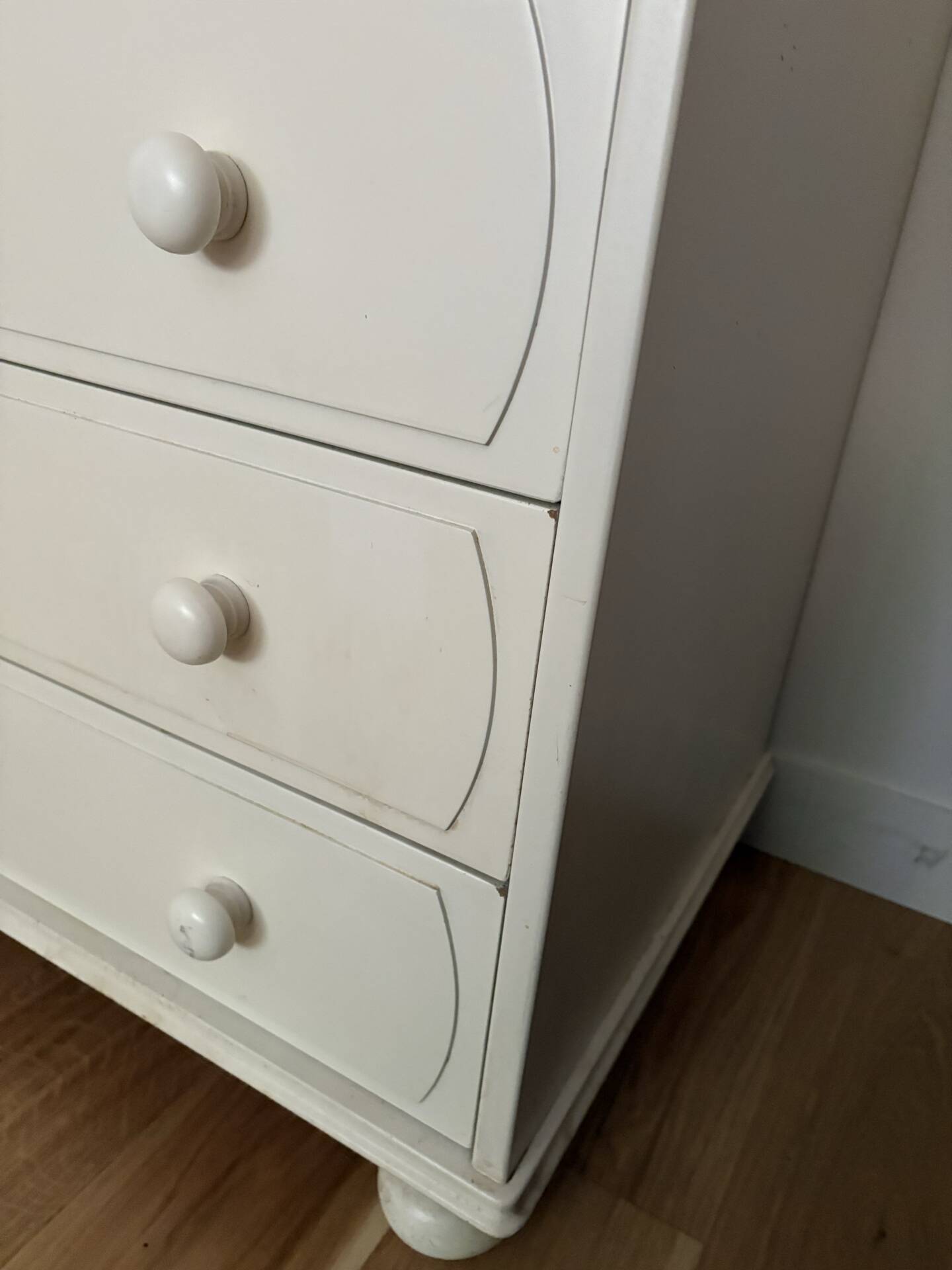 Antique chest of drawers with 4 drawers