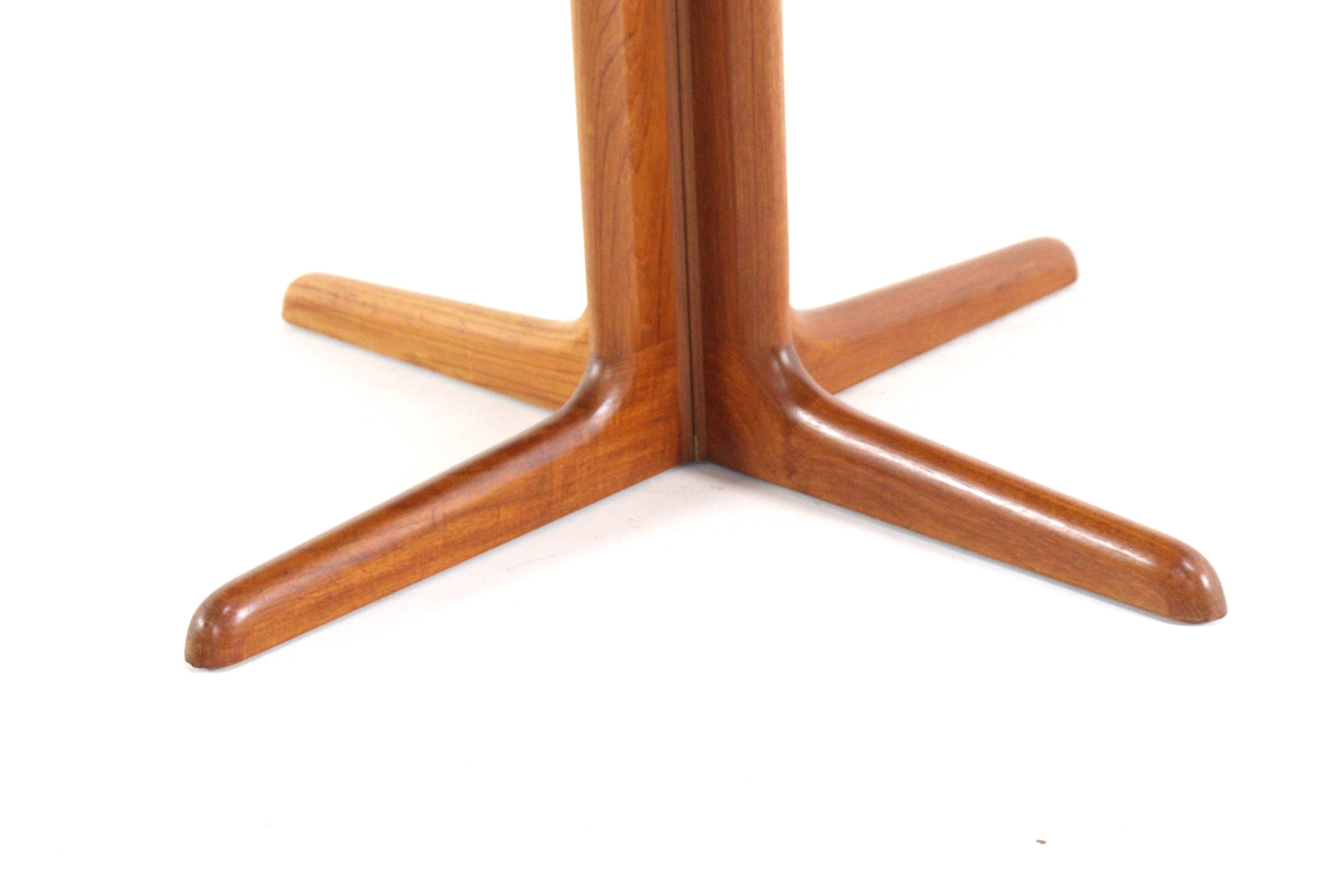 Round 2x extendable Danish Design teak dining table 'Krageris'