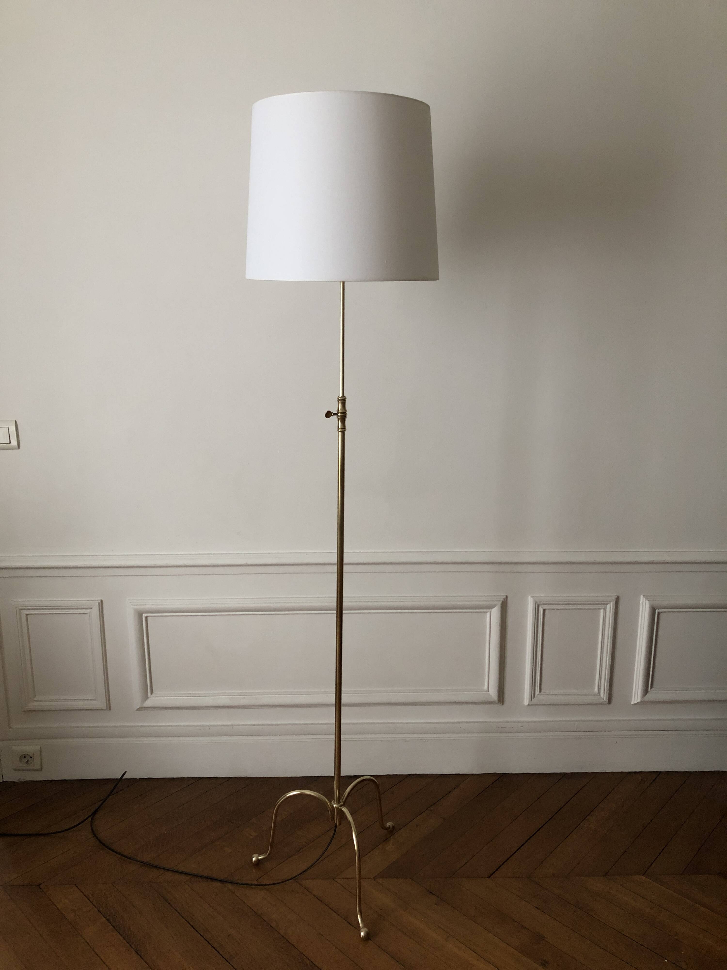 Lampadaire tripode monte baisse des années 60 en laiton massif