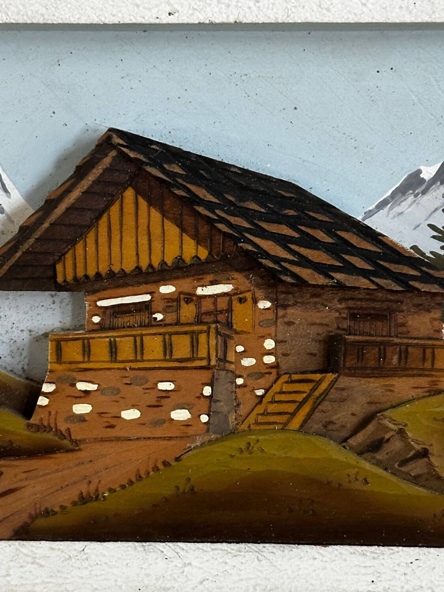 Tableau alpin vintage en bois sculpté et peint - signé