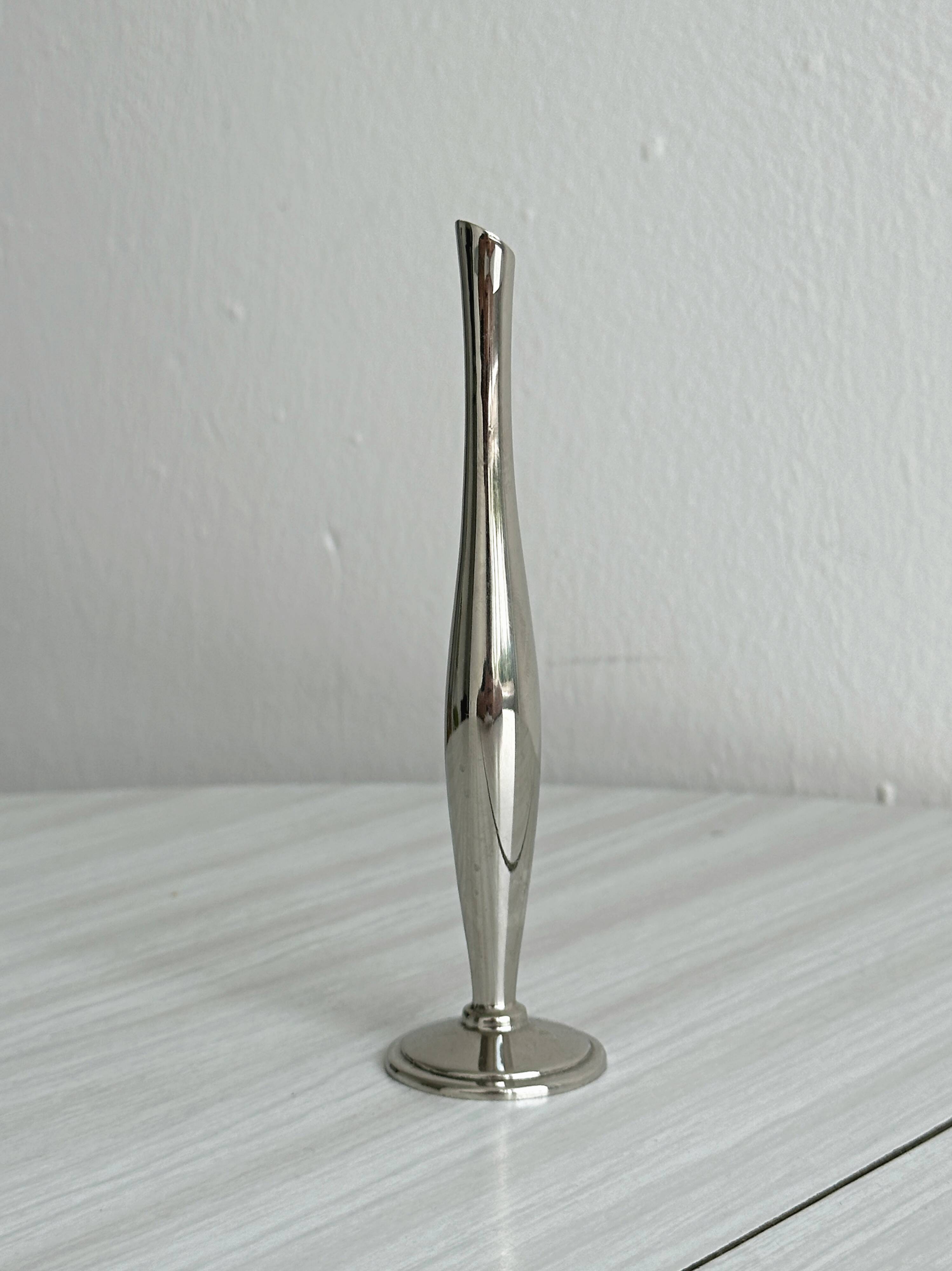 Small silver-coloured metal soliflore.