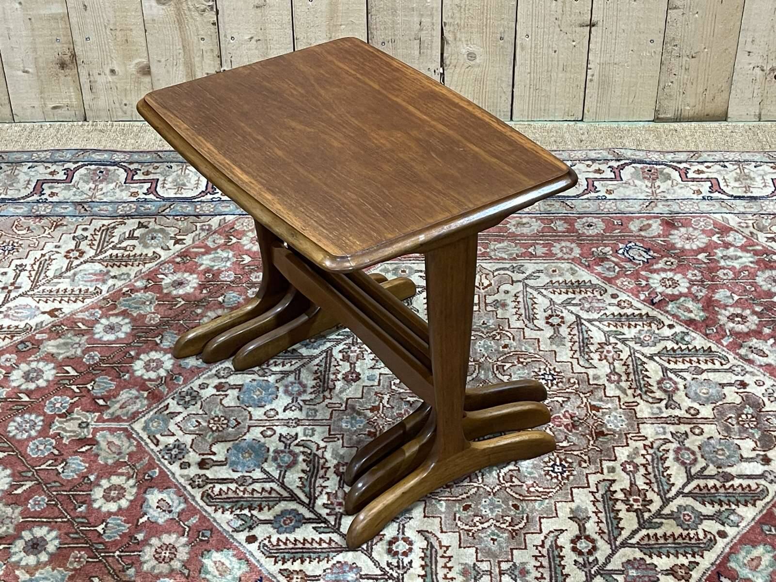 Suite de 3 tables gigognes en teck des années 70