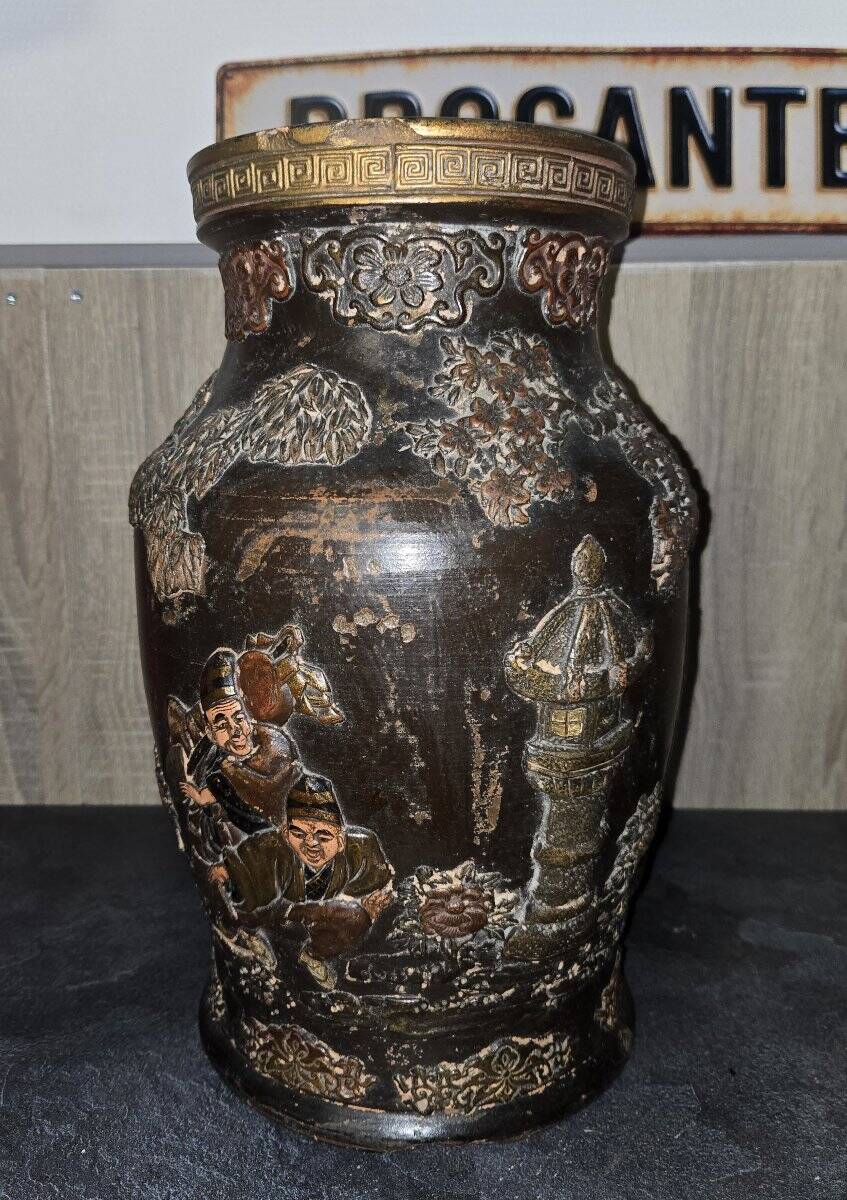 Asia 19th century: Japanese vase signed in terracotta, Meiji period.