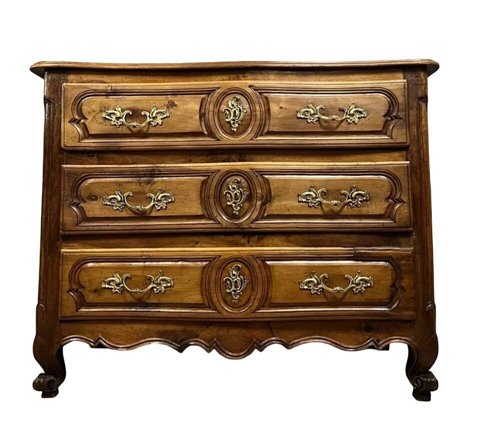 Curved Lyonnaise chest of drawers, Louis XV period, in solid walnut, circa 1750