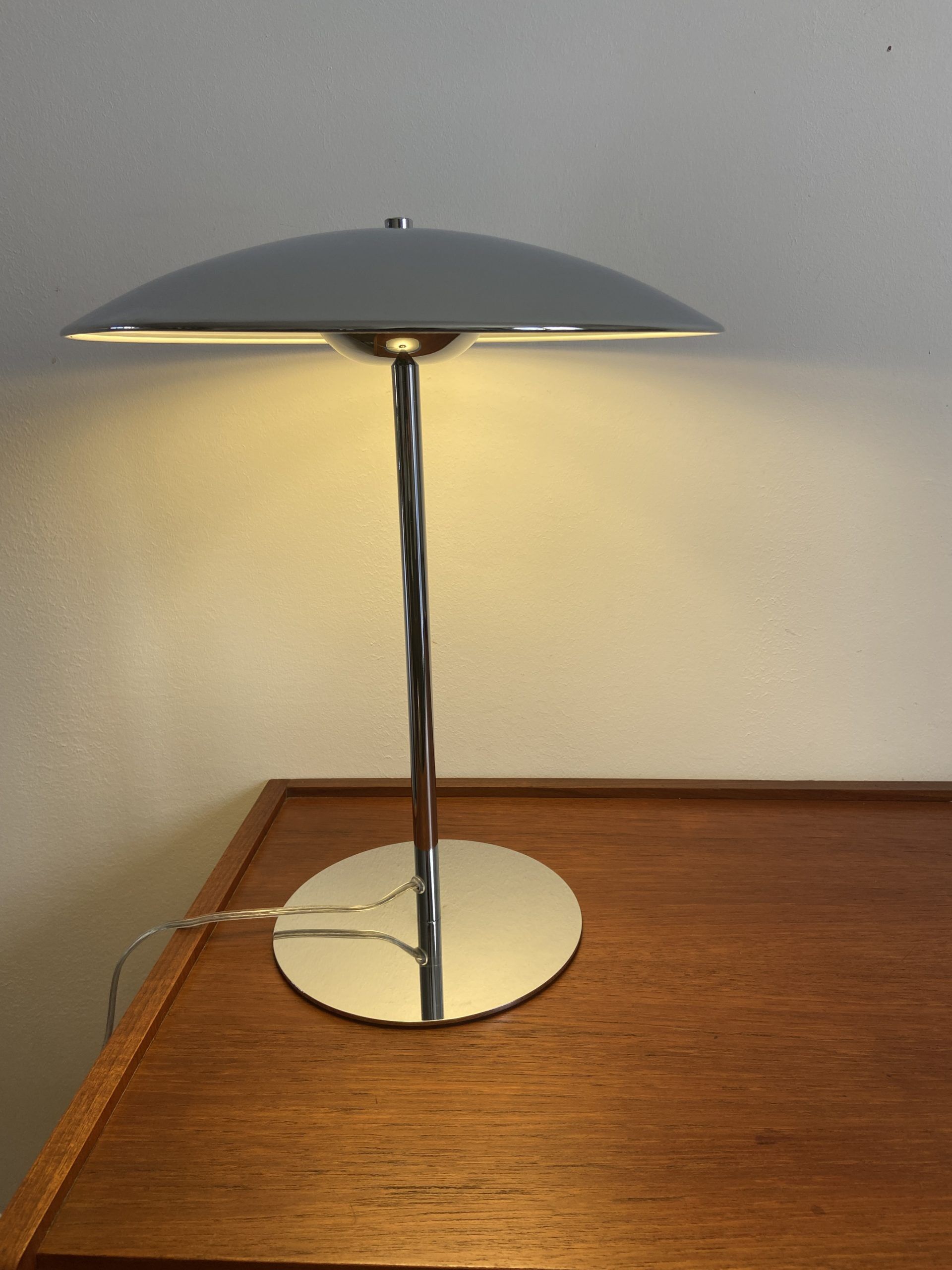 Chrome desktop led saucer lamp