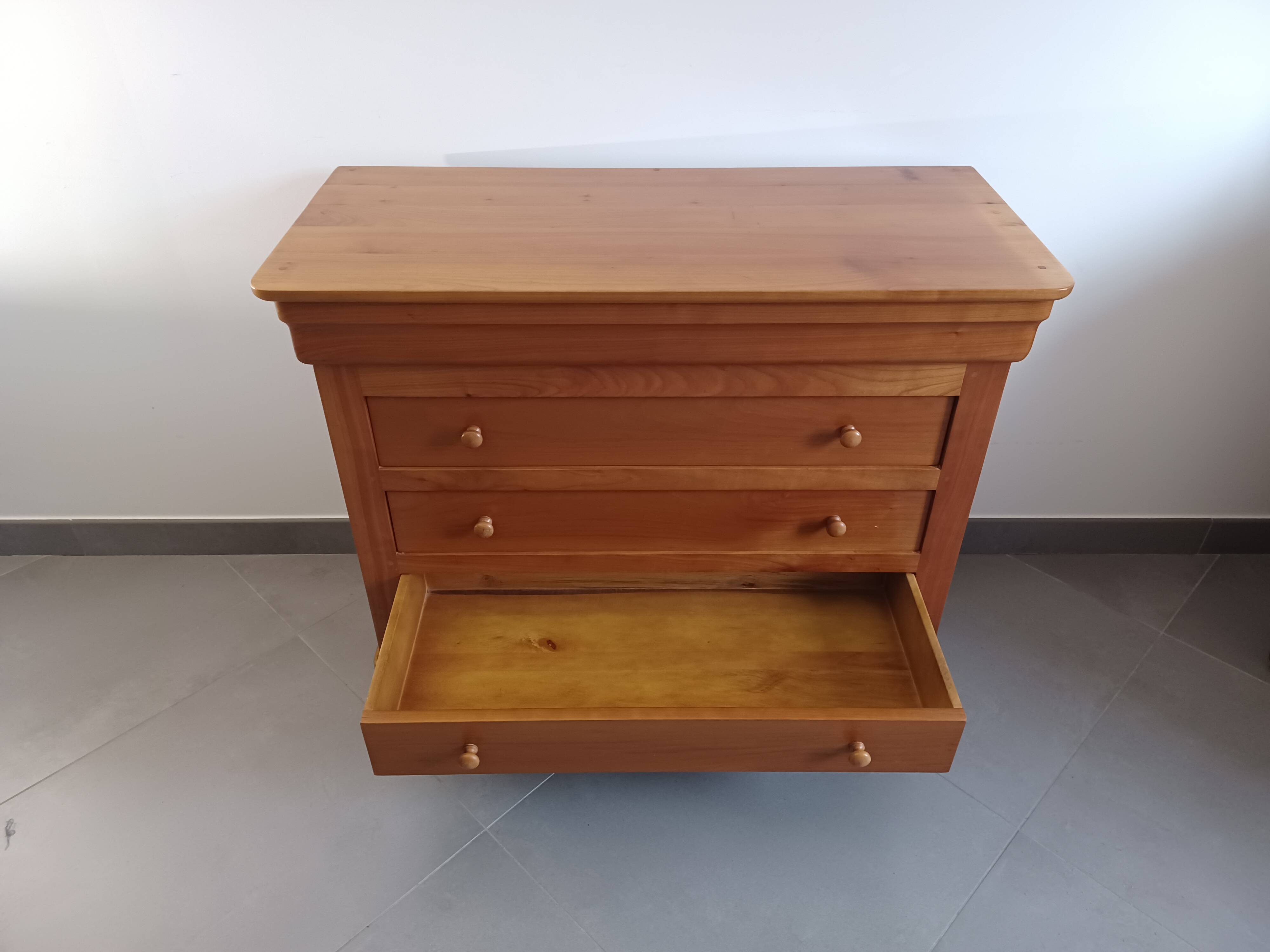 Cherry wood chest of drawers with four drawers