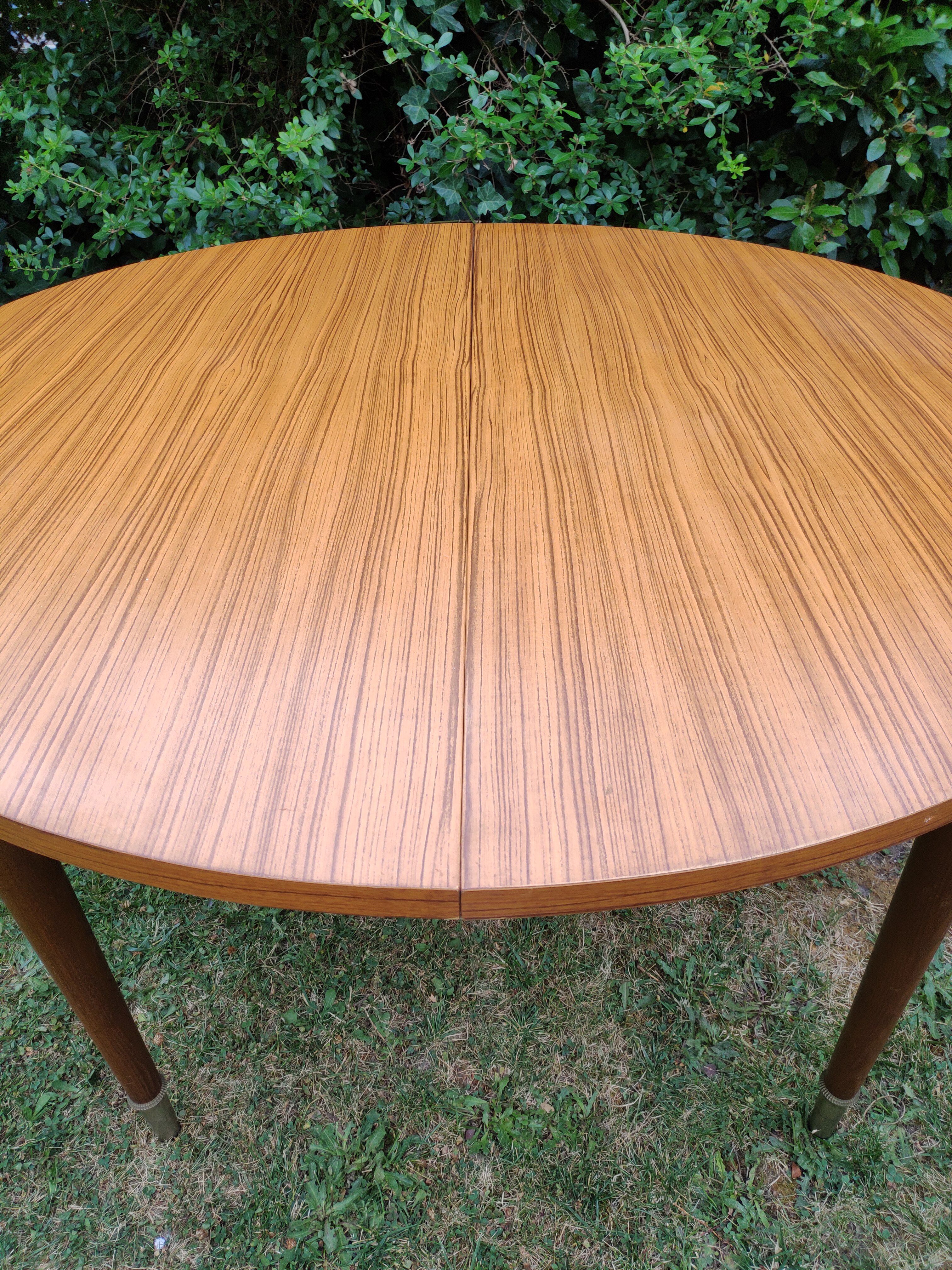 Round table expandable dining table