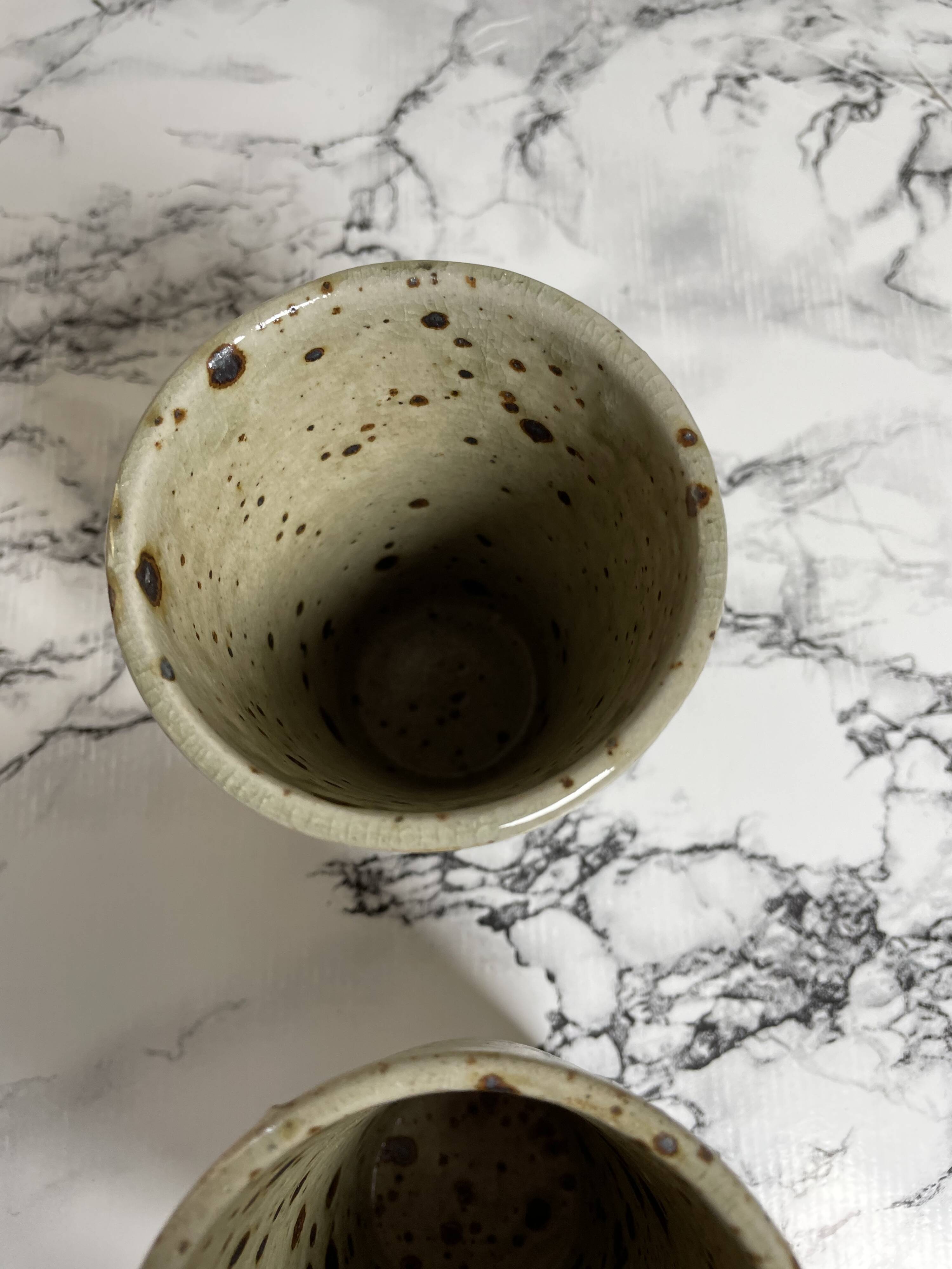 Beige pyrite stoneware mugs