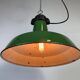 Lampe à suspension industrielle en émail vert, années 1960