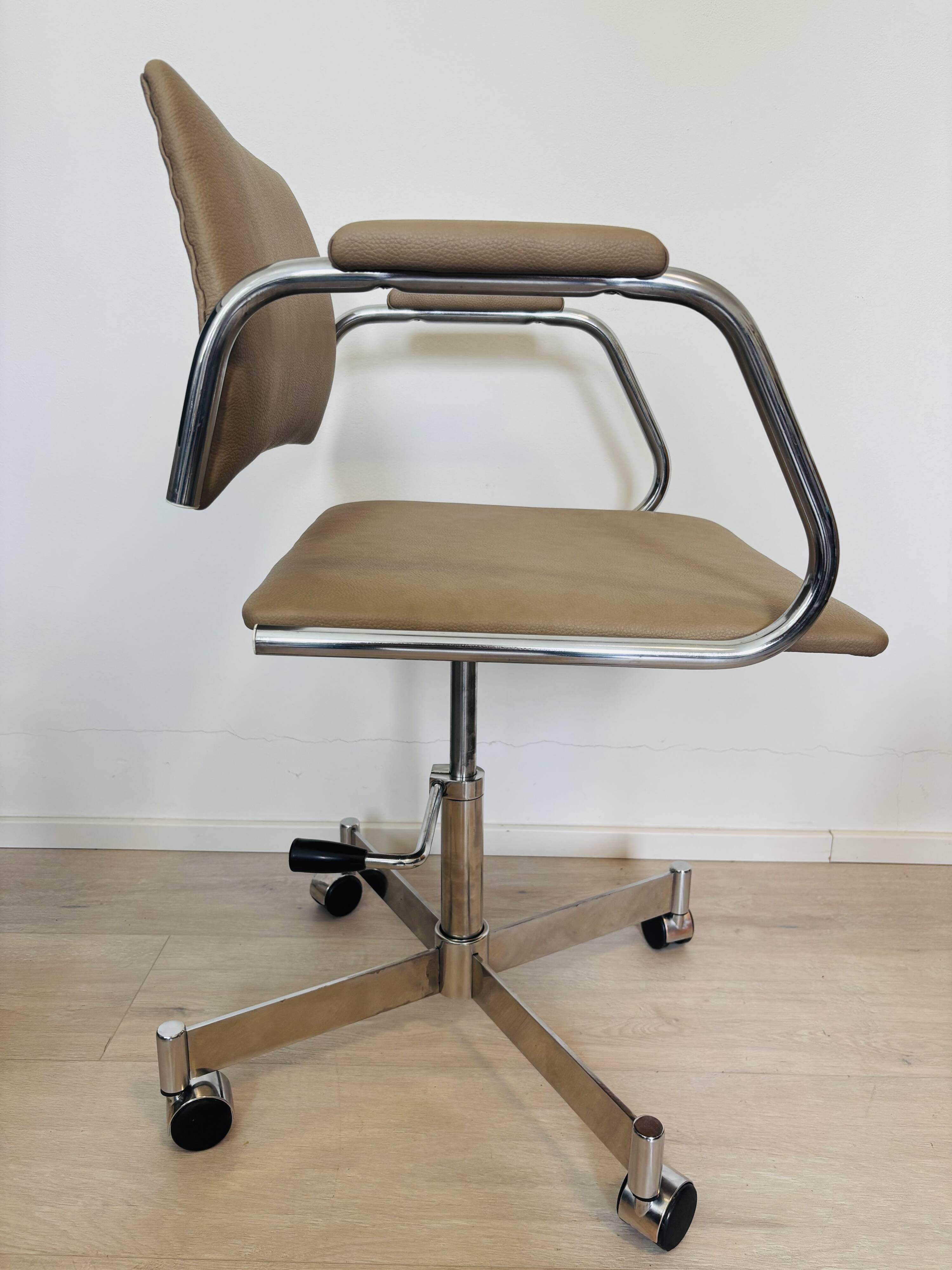 Chaise de bureau vintage beige clair par Kovona, Tchécoslovaquie, années 1970