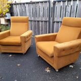 Paire de fauteuils des années 70 en velour ocre