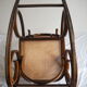 Rocking-chair en bois teinté et assise cannée