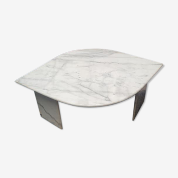 Table basse en marbre de Carrare blanc à veines grises en forme d'œil vers 1970