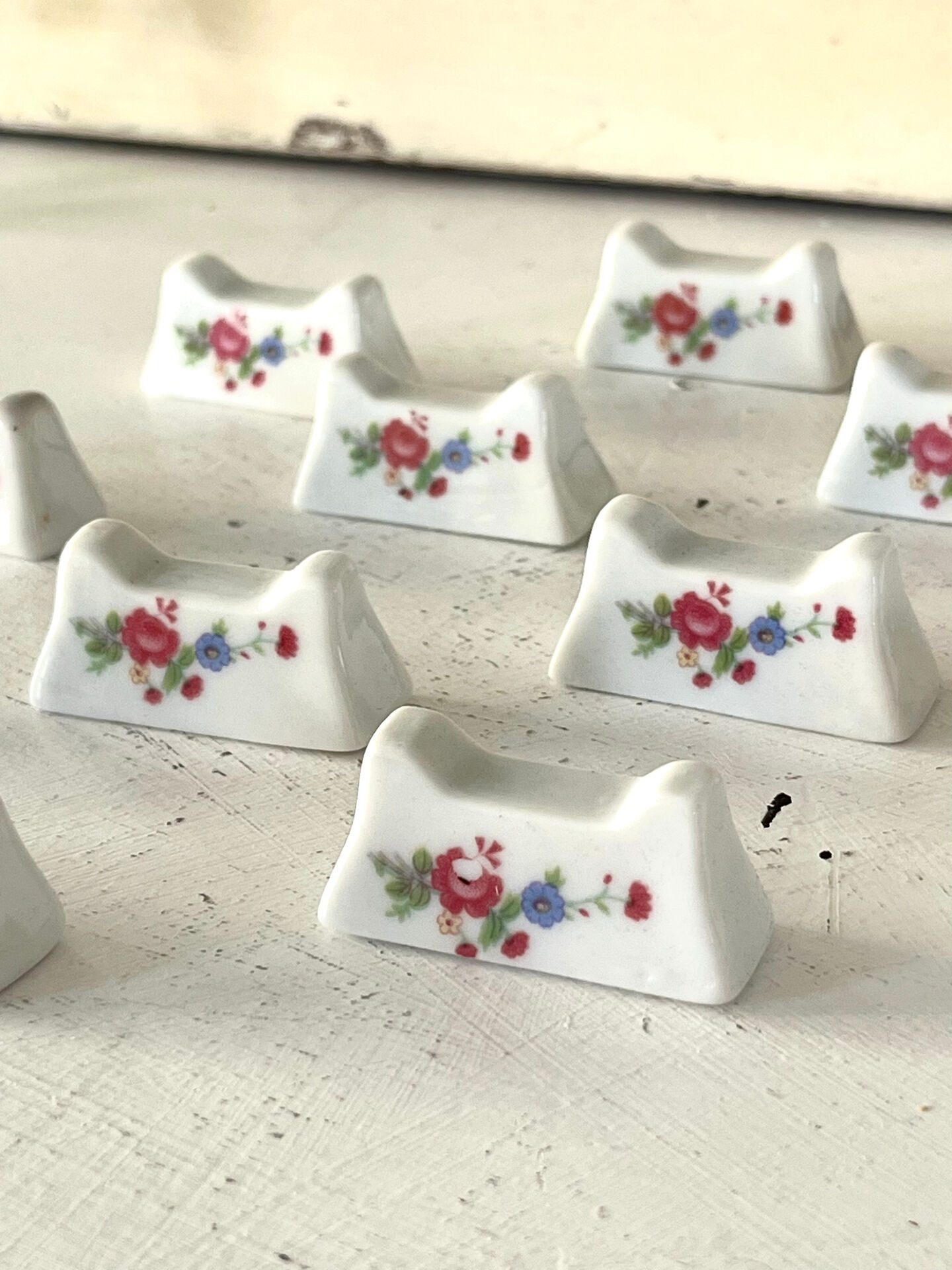 Ensemble de 12 repose-couteaux en porcelaine française avec motifs floraux