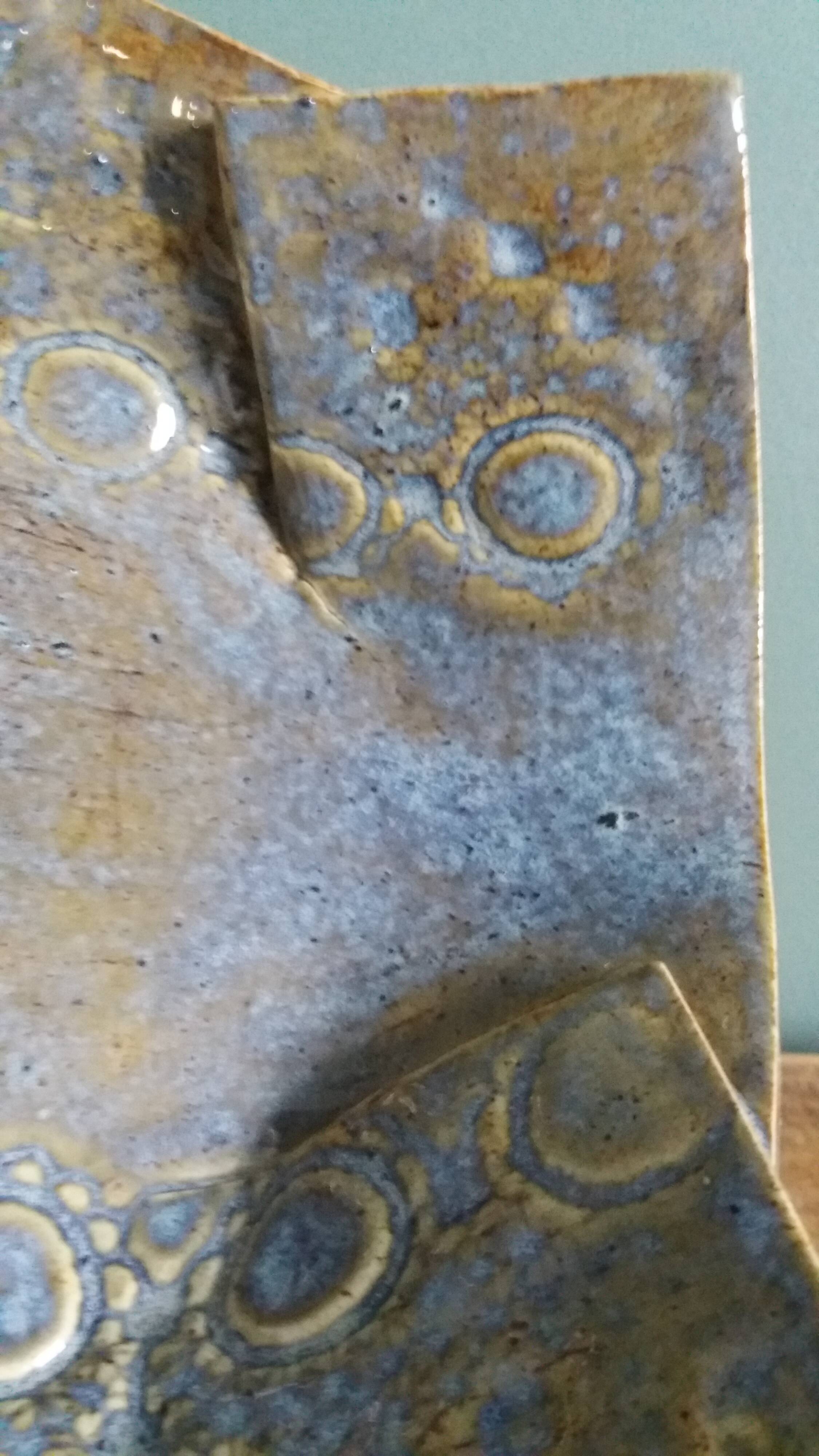 AP ceramic trinket tray with lace-like embroidery effect