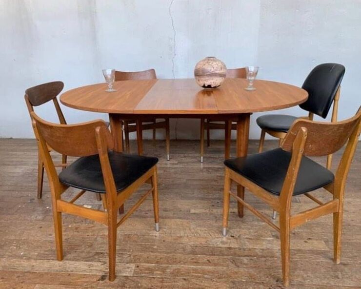 Round table in teak with vintage butterfly extension from the 1960s
