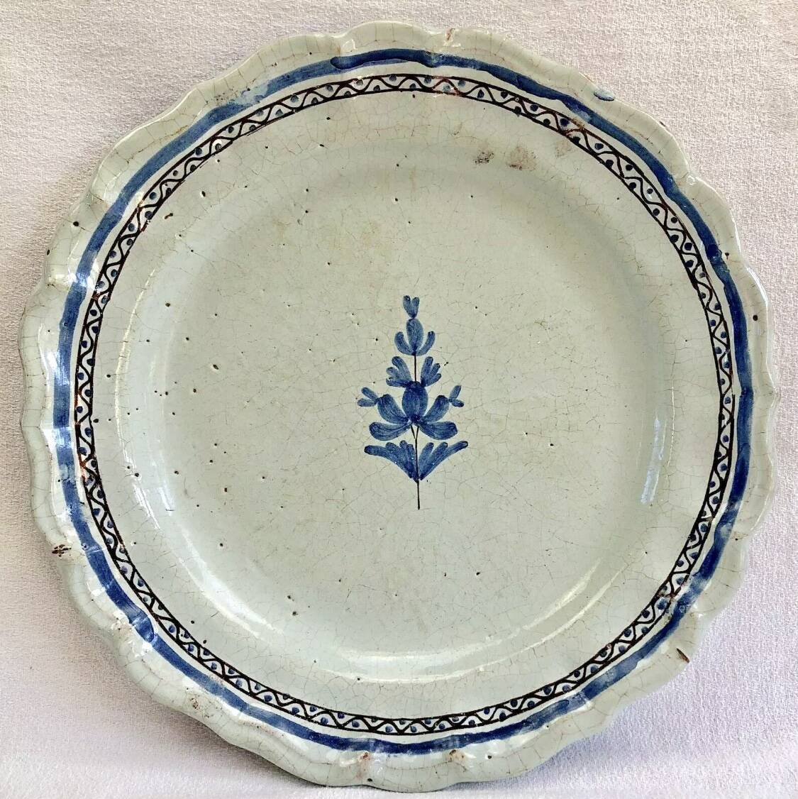 Old semi-hollow round dish XVIII Forges les eaux Rouen cul noir