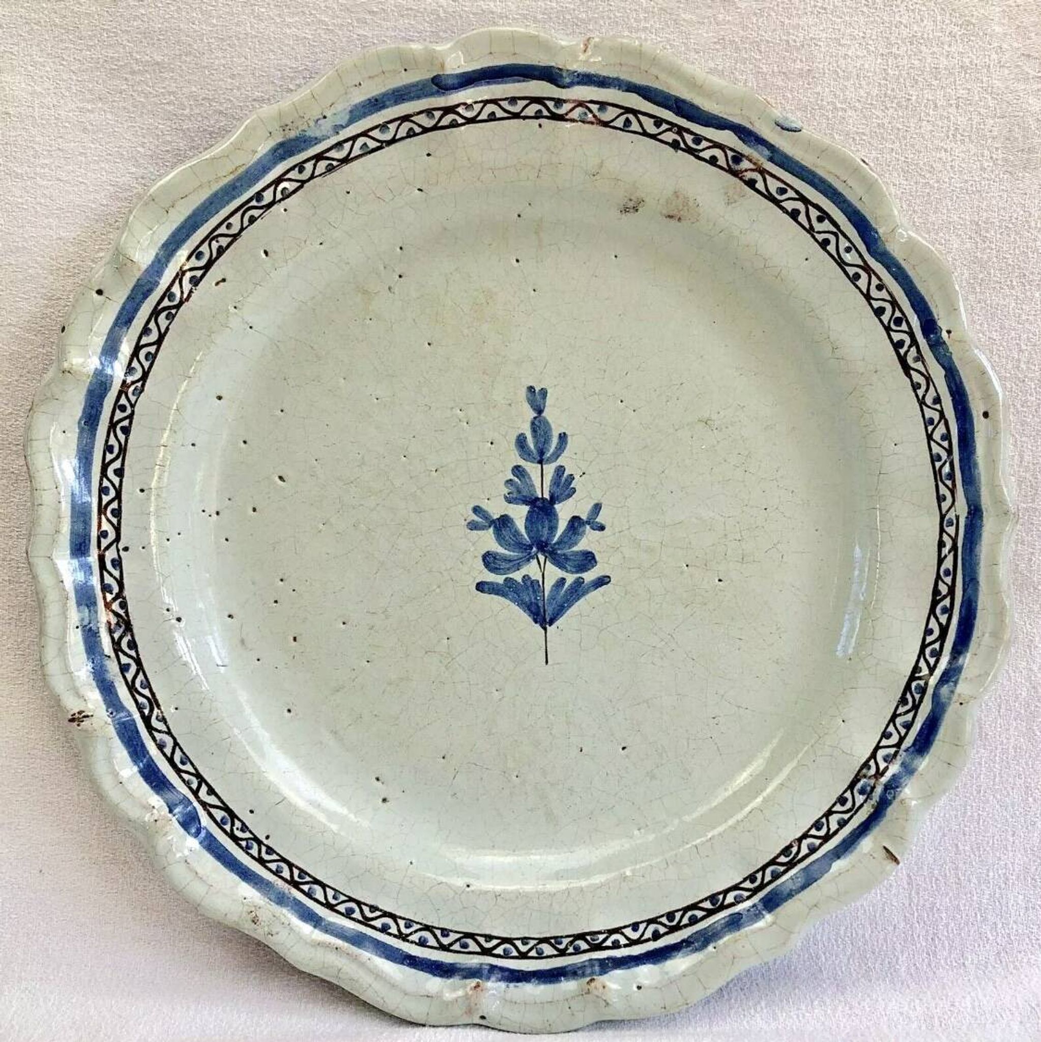 Old semi-hollow round dish XVIII Forges les eaux Rouen cul noir