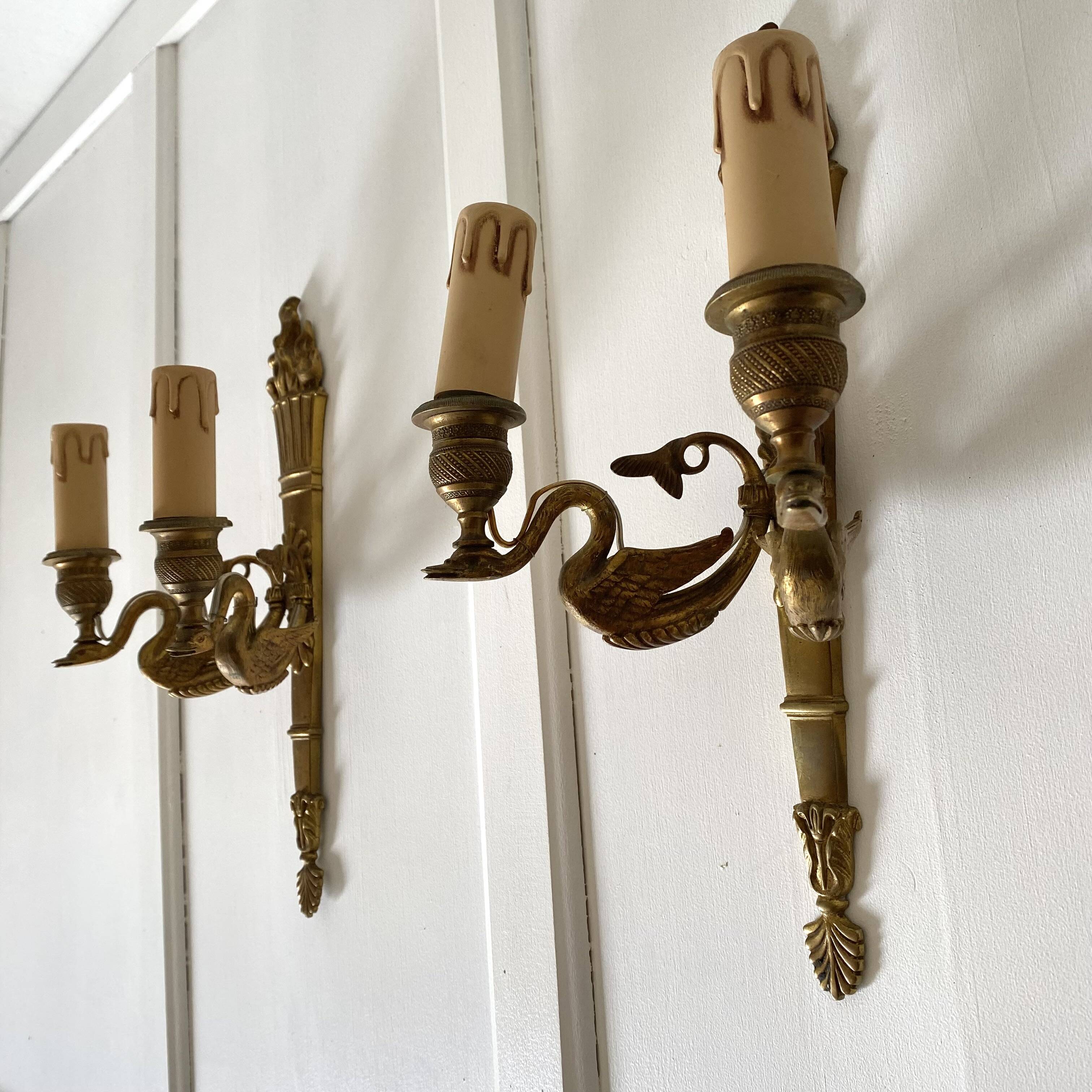 Paire d'appliques doubles en laiton style louis XVI décor de cygnes