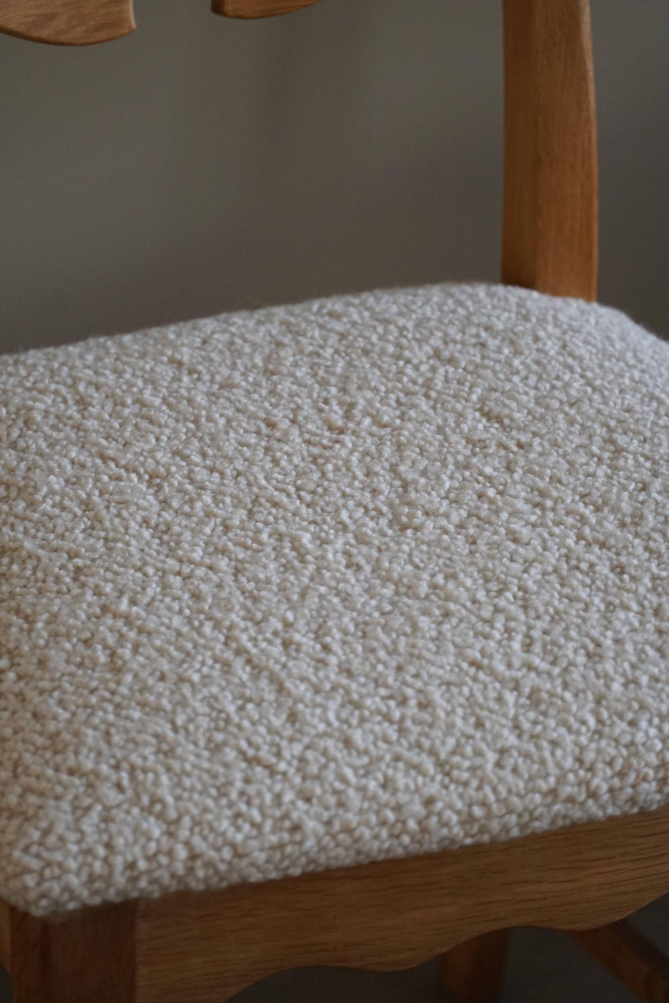 Set of 4 "Razorblade" high back chairs in oak & boucle, Henning Kjærnulf, 1960s
