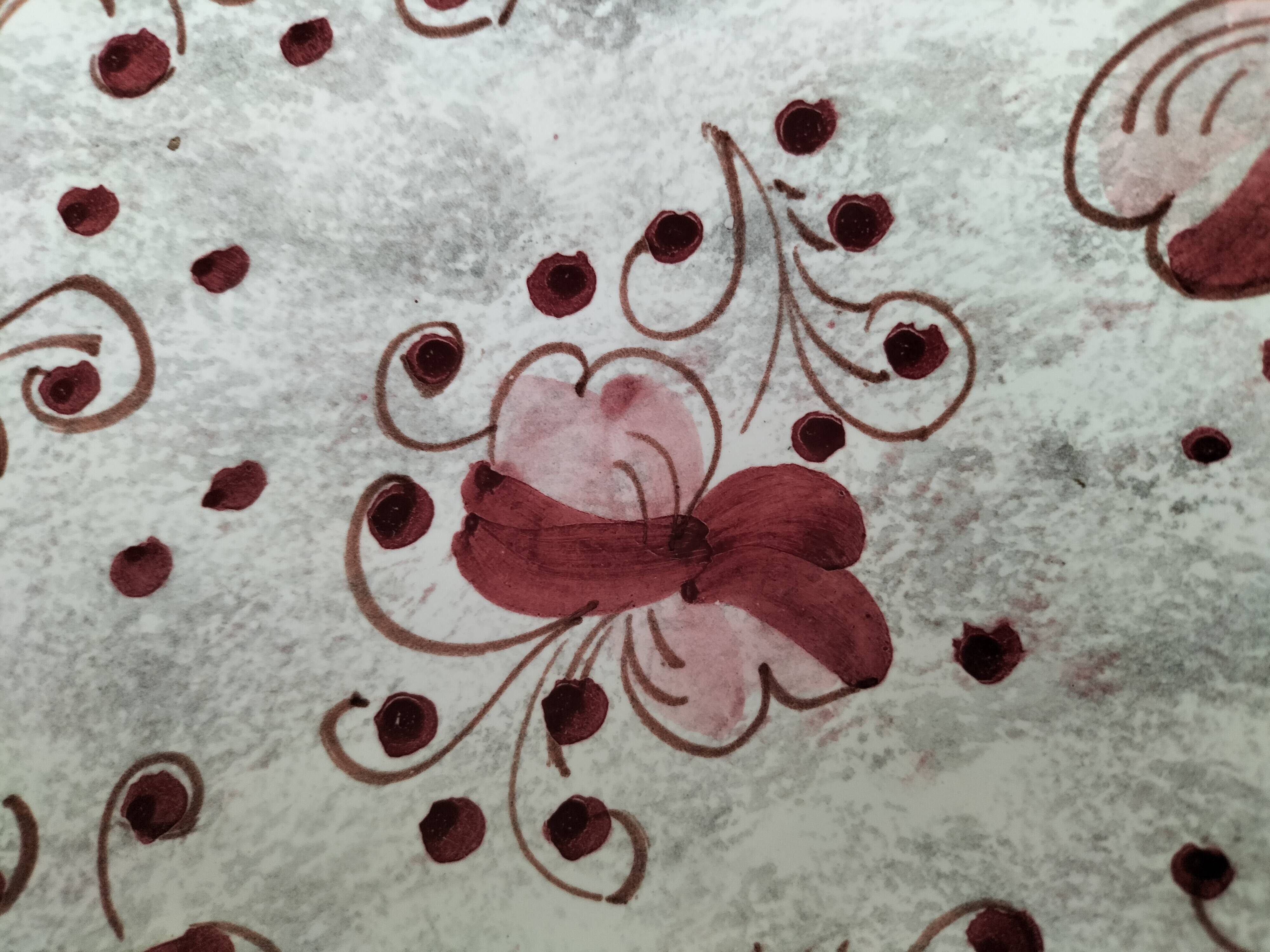 Coupe en faïence italienne décor floral bordeaux